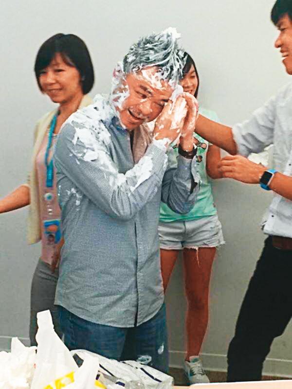 20年前創立KKMAN，不少員工一路跟著林冠羣打拚。圖為他生日時被員工砸蛋糕。（林冠羣提供）