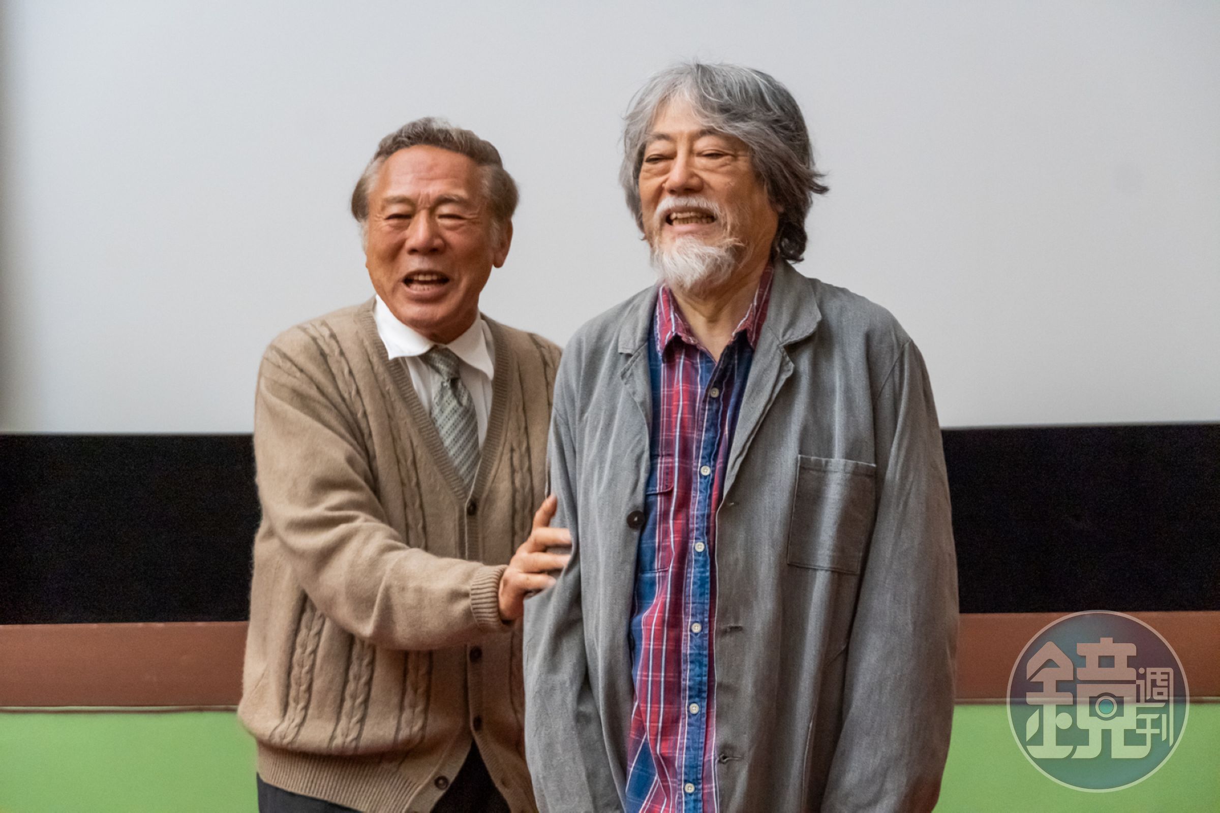 《電影之神》中澤田研二（右）一遇到不順心的事情，就會跑到好友小林稔侍經營的戲院看電影。（采昌國際多媒體提供）