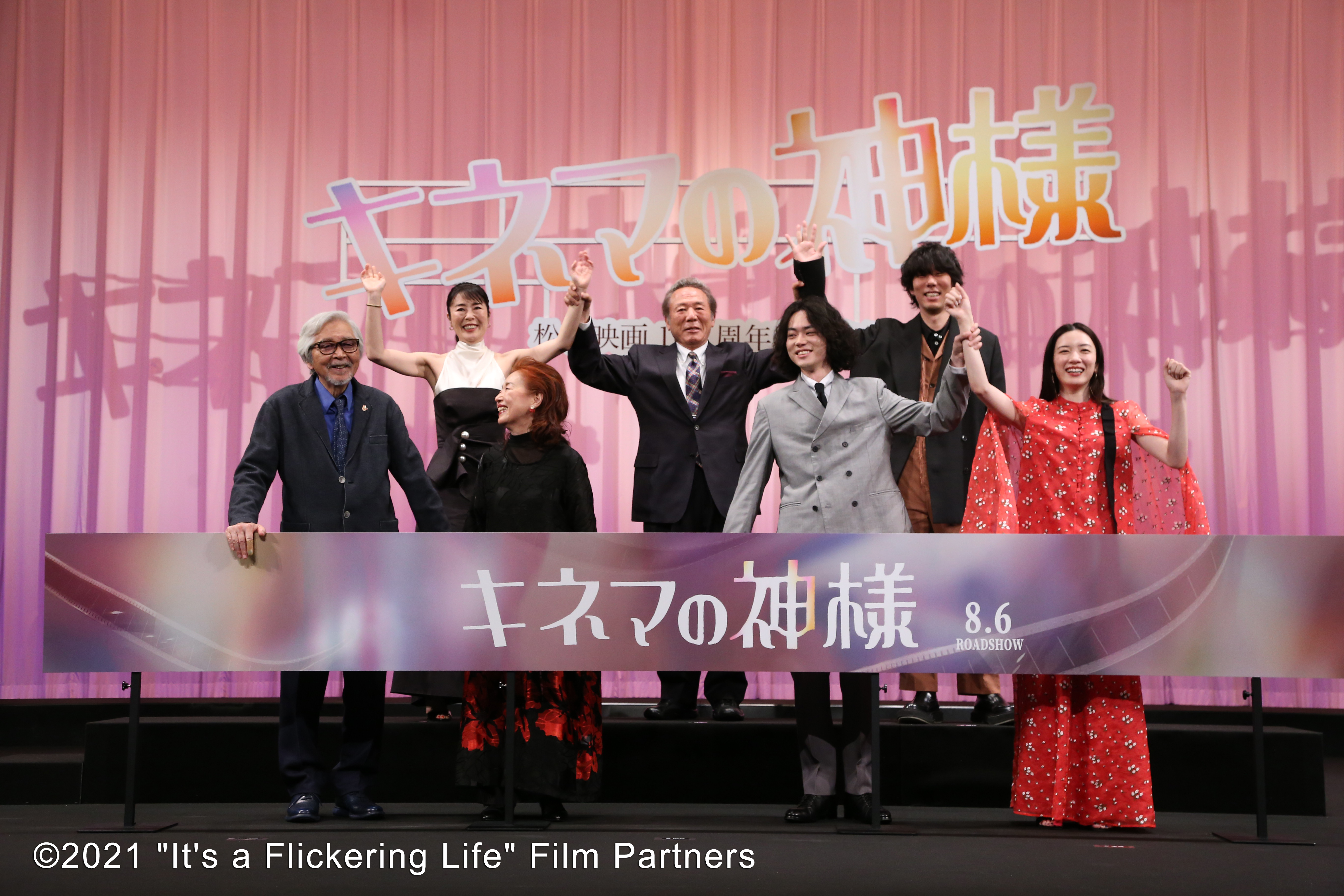 《電影之神》歷經2年多的製作期總算在今年順利上映,山田洋次(前排左)與演員出席日本宣傳活動時難掩興奮。(采昌國際多媒體提供)