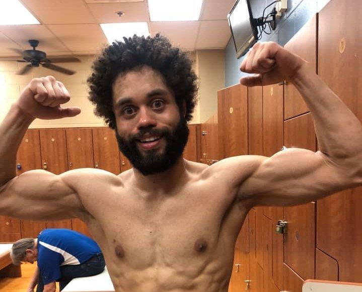 美國格鬥技選手唐納芬和室友爭吵時，竟動口咬傷對方下體。（翻攝Donovan Salvato Facebook）