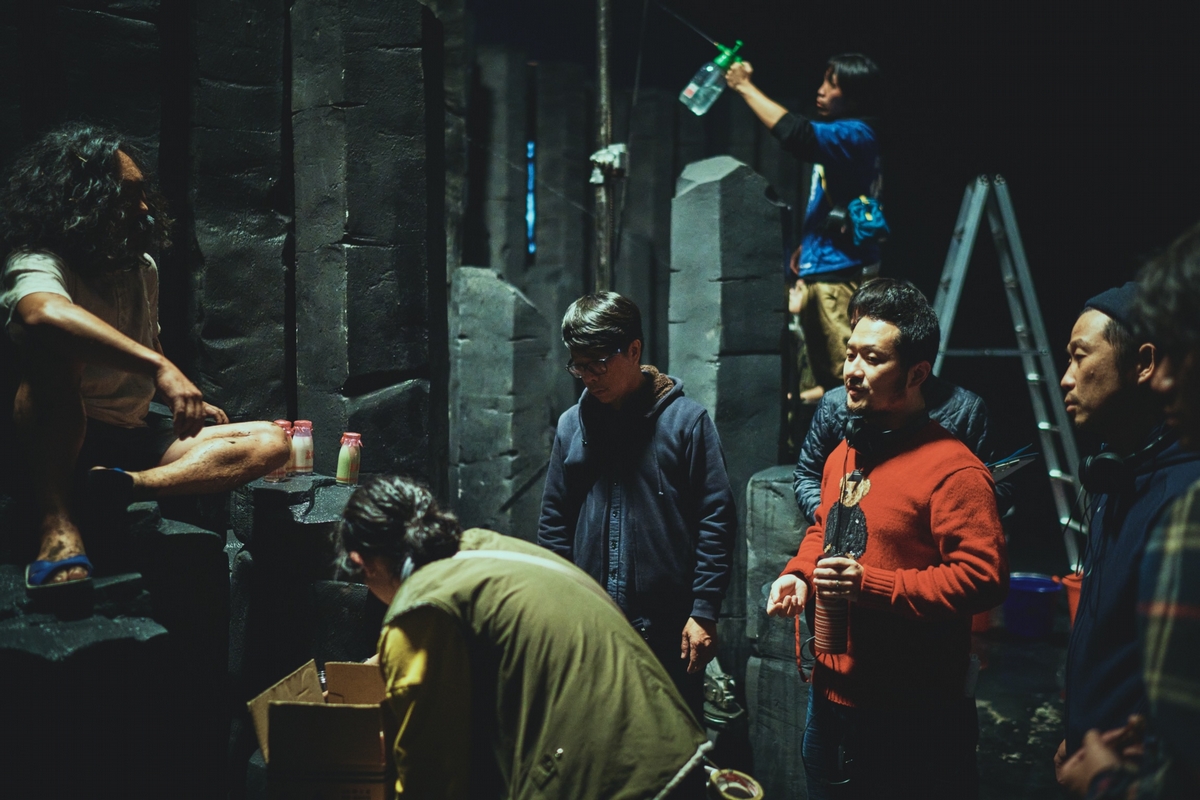 九把刀（右二）原本想像電影《月老》的陰間是一艘以木頭打造的鬼盜船，美術設計王誌成（右三）提議改成玄武岩，並用保麗龍做出效果。（麻吉砥加提供）