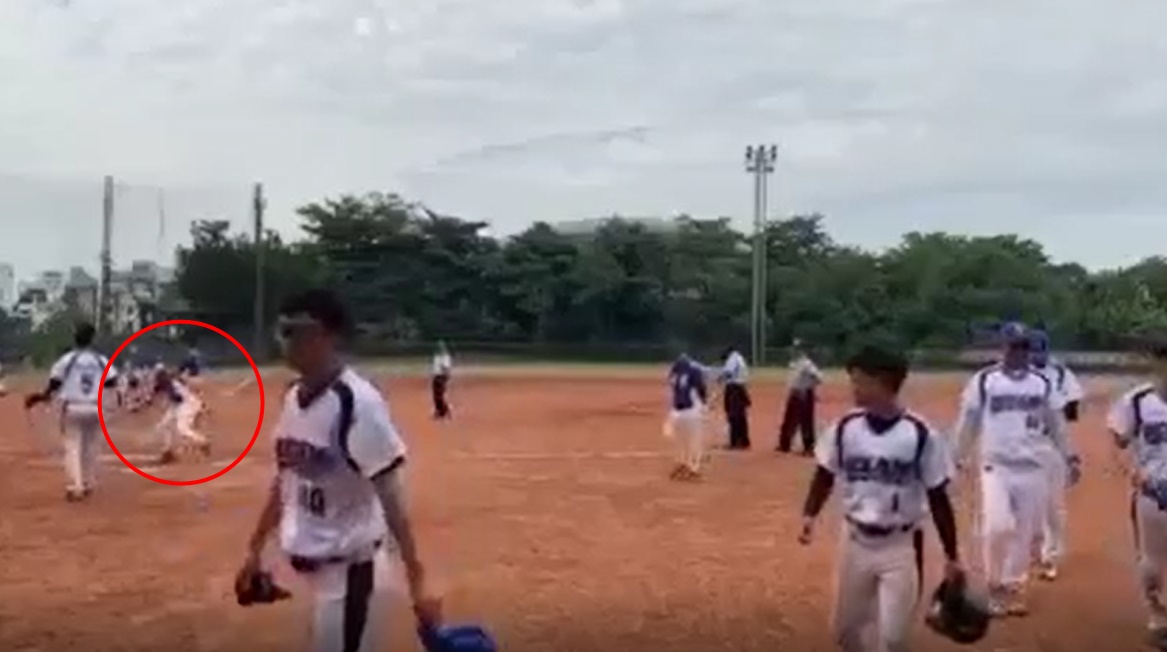 大專盃壘球賽中華醫事科大與國立台灣海洋大學的賽事,出現惡意丟球棒的攻擊事件。(翻攝自Dcard)