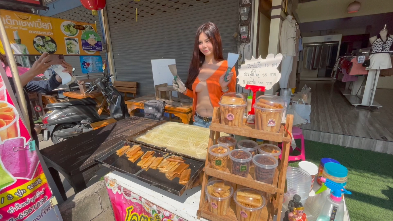 泰國一名妹子靠著性感打扮成功引起話題，讓攤販生意翻倍。（翻攝自《Sanook》）
