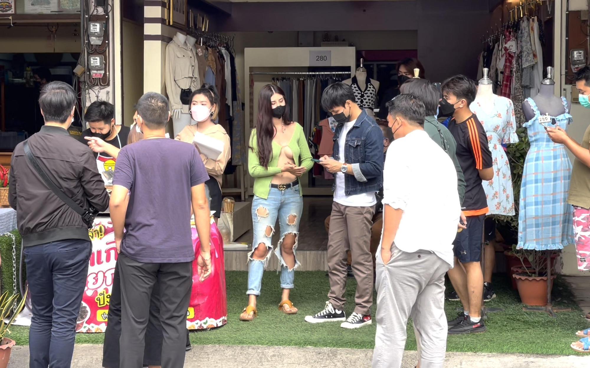 泰國一名妹子靠著性感打扮成功引起話題，讓攤販生意翻倍。（翻攝自《Sanook》）