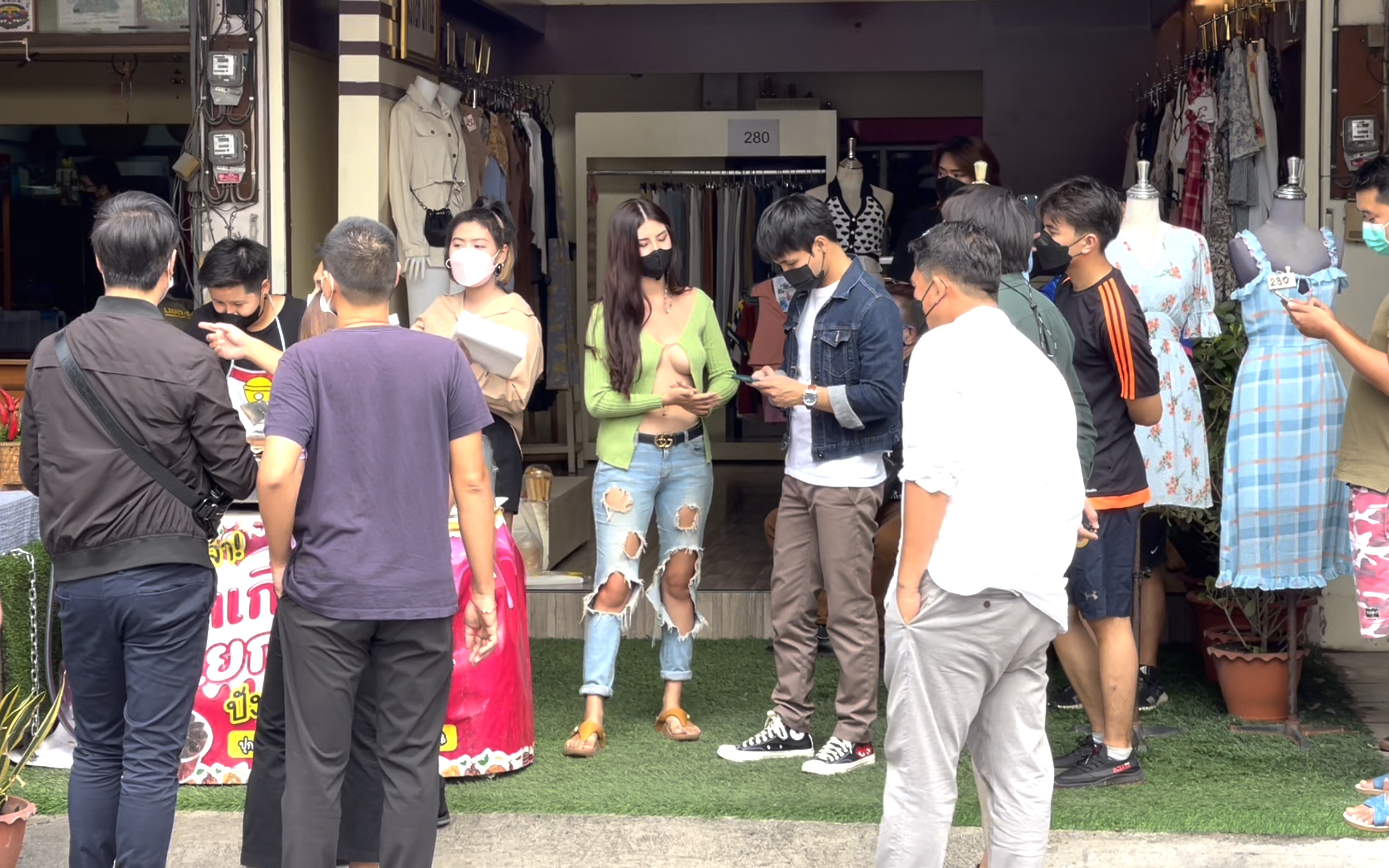 泰國一名妹子靠著性感打扮成功引起話題，讓攤販生意翻倍。（翻攝自《Sanook》）