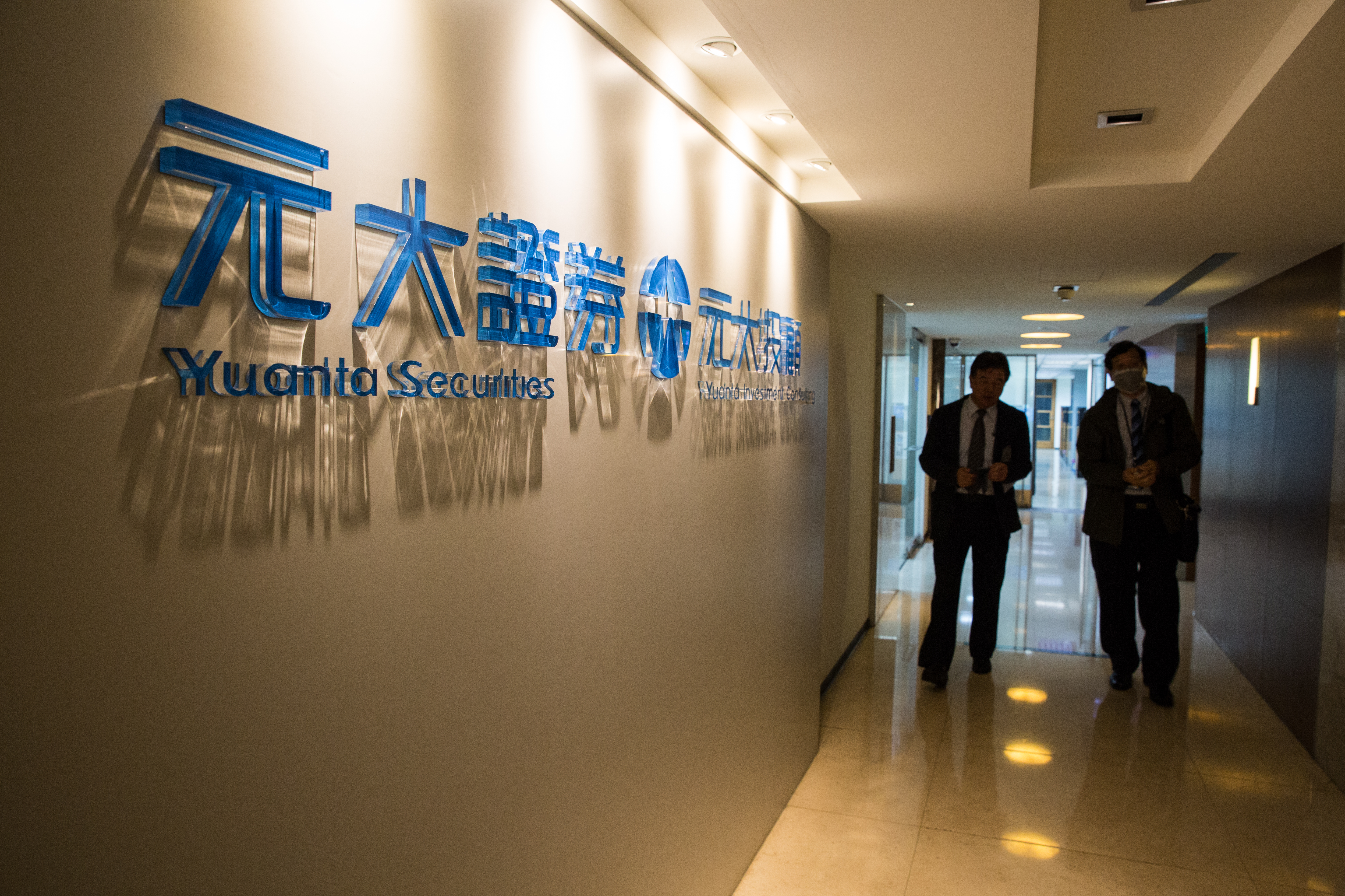 網傳元大證下單系統遭駭，有投資人複委託帳戶莫名自動掛單，元大證表示將全力確保客戶權益。（圖非當事人）