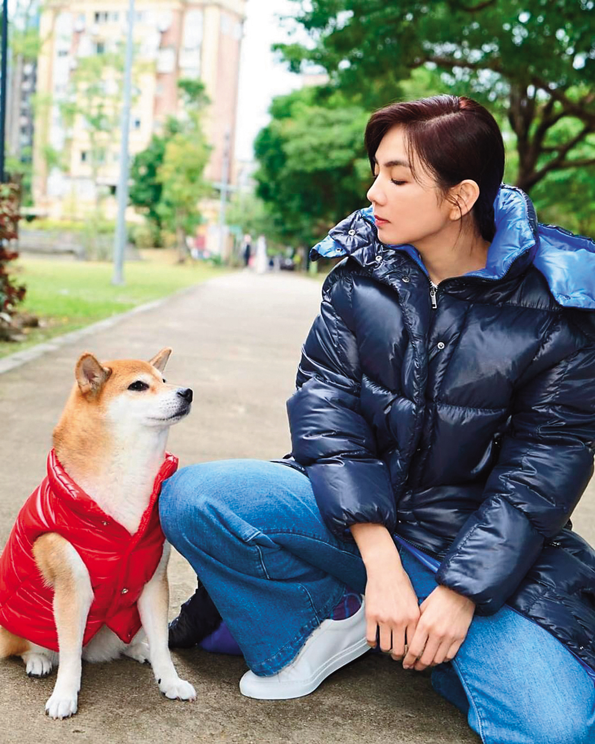 Ella帶著愛犬布丁,一起穿上MONCLER禦寒。經典亮面羽絨背心NT$16,700(翻攝自Ella IG)