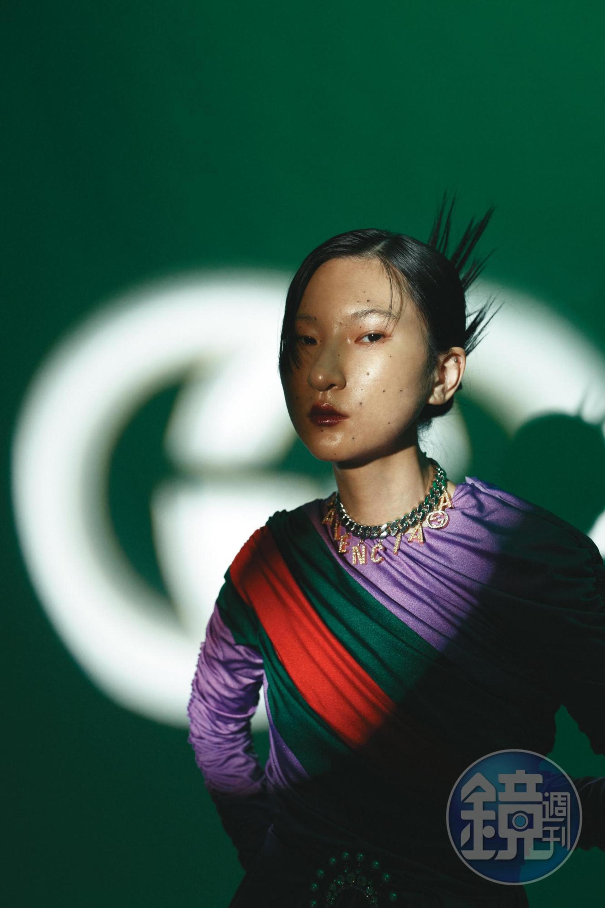 經典織帶傘狀下襬圓領上衣 NT$78,000/The Hacker project Logo金色項鍊 NT$46,000 All by GUCCI