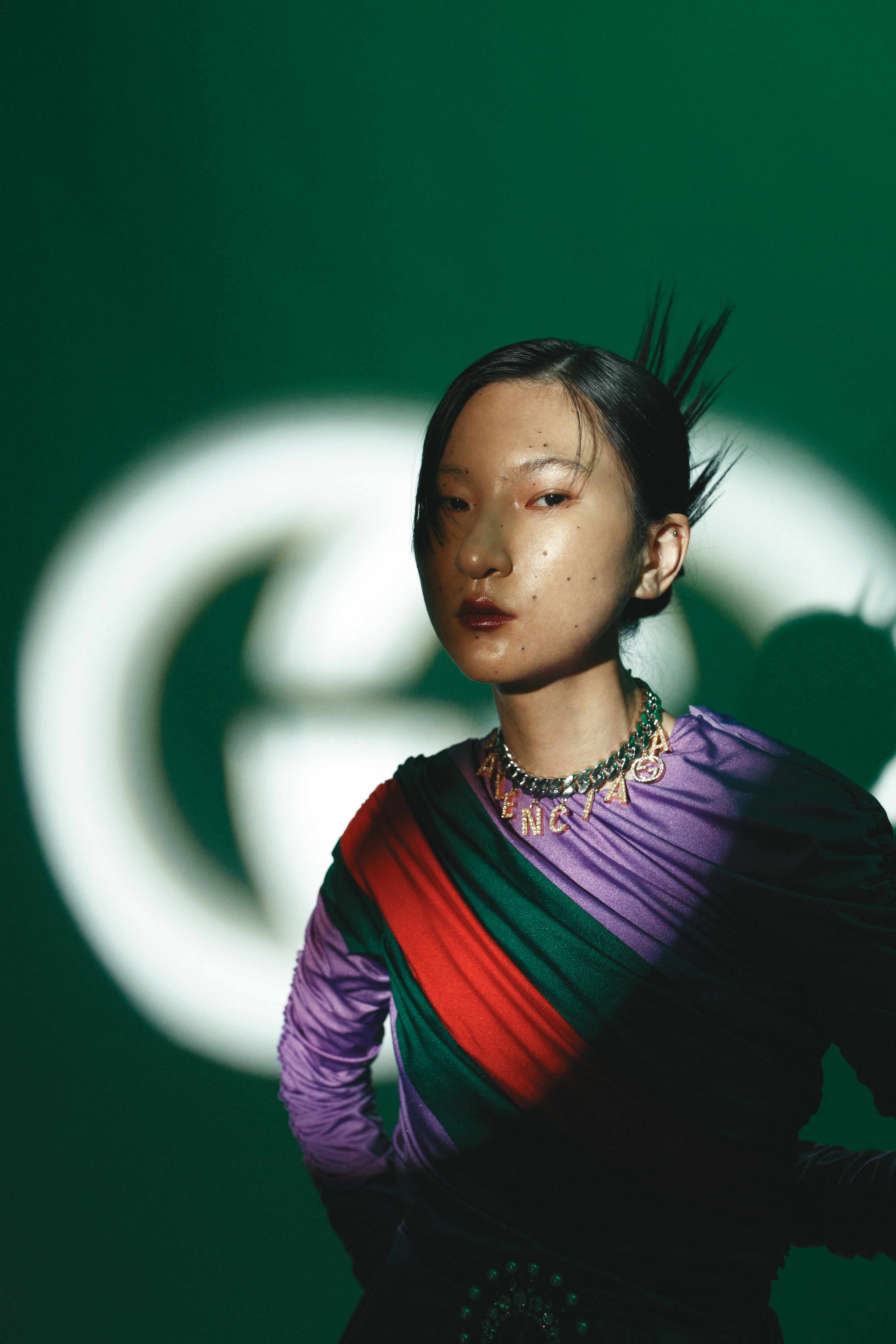 經典織帶傘狀下襬圓領上衣 NT$78,000／The Hacker project Logo金色項鍊 NT$46,000 All by GUCCI