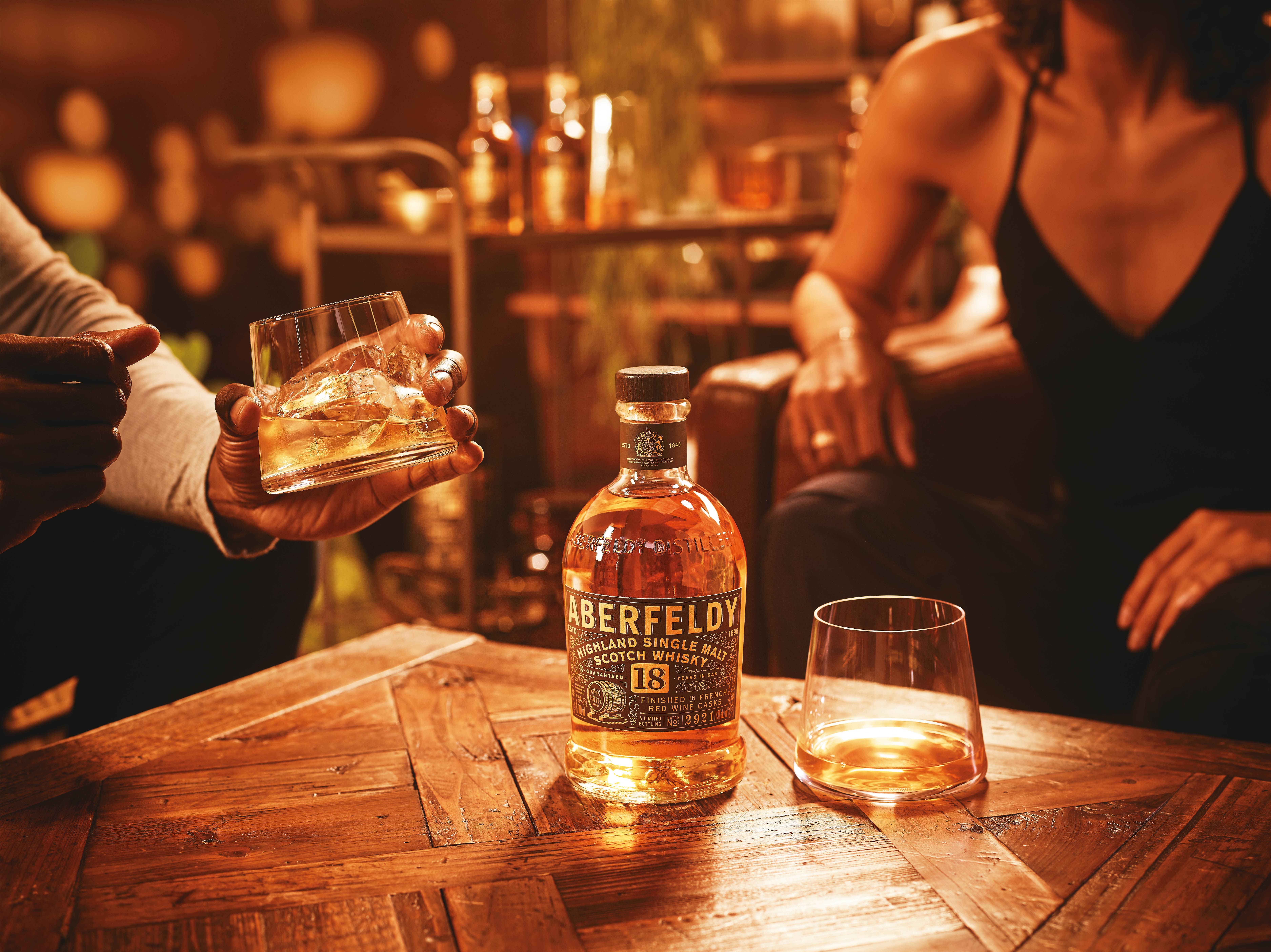 鑑於威士忌迷已經不能滿足於波本桶、雪莉桶等主流風味，不少頂尖調酒師開始推出「限量過紅酒桶」的產品，這款艾柏迪18年羅地丘紅酒桶特仕版就是品牌推出的第三款。