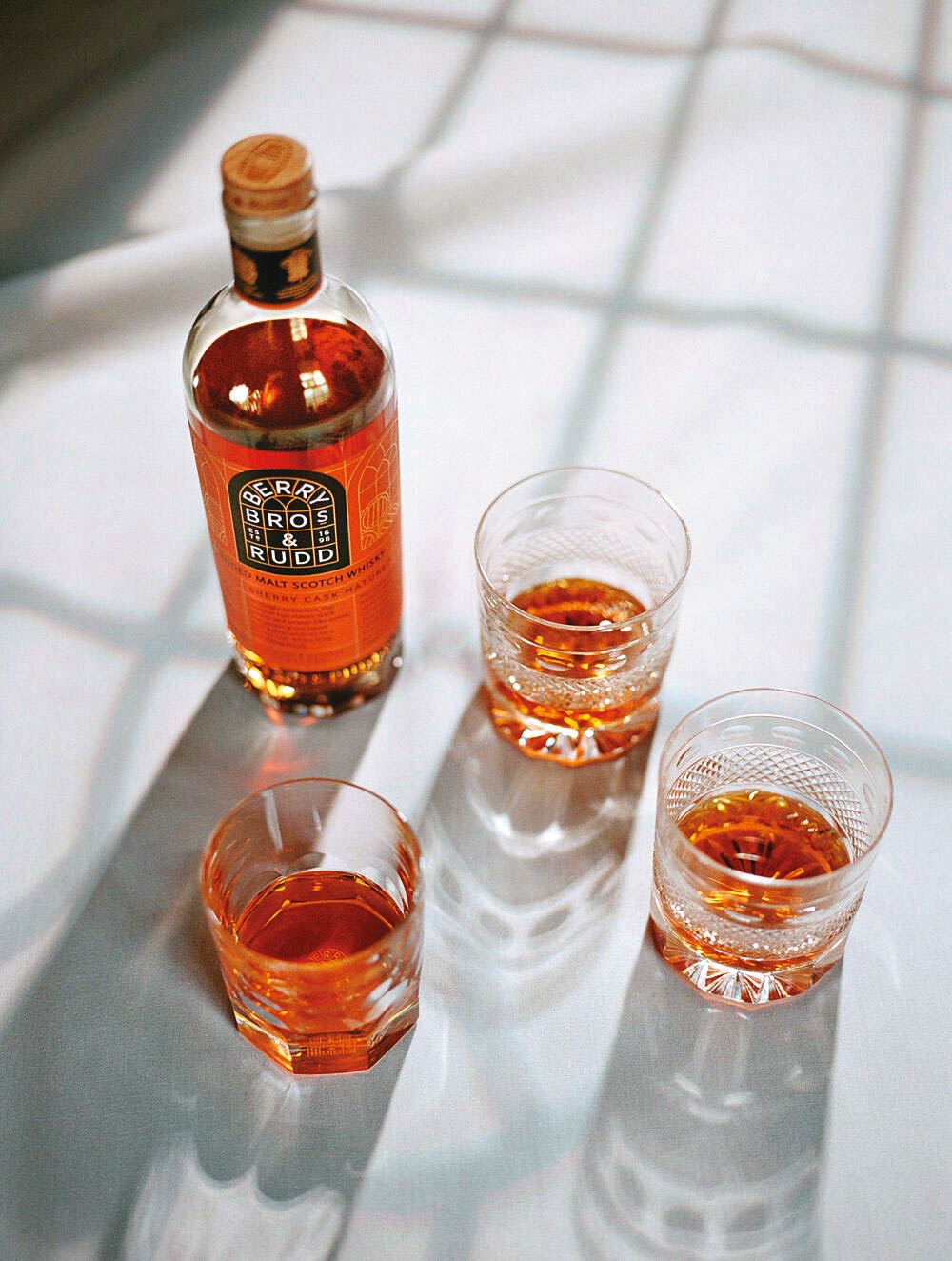 英國王室的酒窖總管BBR推出最新的「雅仕系列」,以聖詹姆斯街3號的窗框形狀為酒標視覺,雪莉桶是主打。