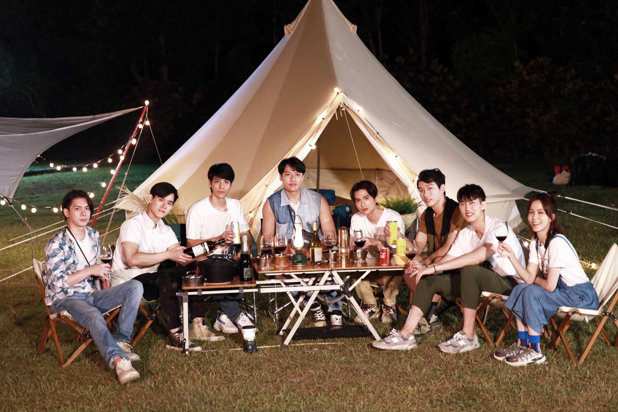 《微波爐男孩的假期》晚餐後的談心時間,左起為楊宇騰YU、李齊、林子閎、張睿家、石知田、羅德弘、范姜彥豐、辛樂兒。(WeTV、結果娛樂提供)