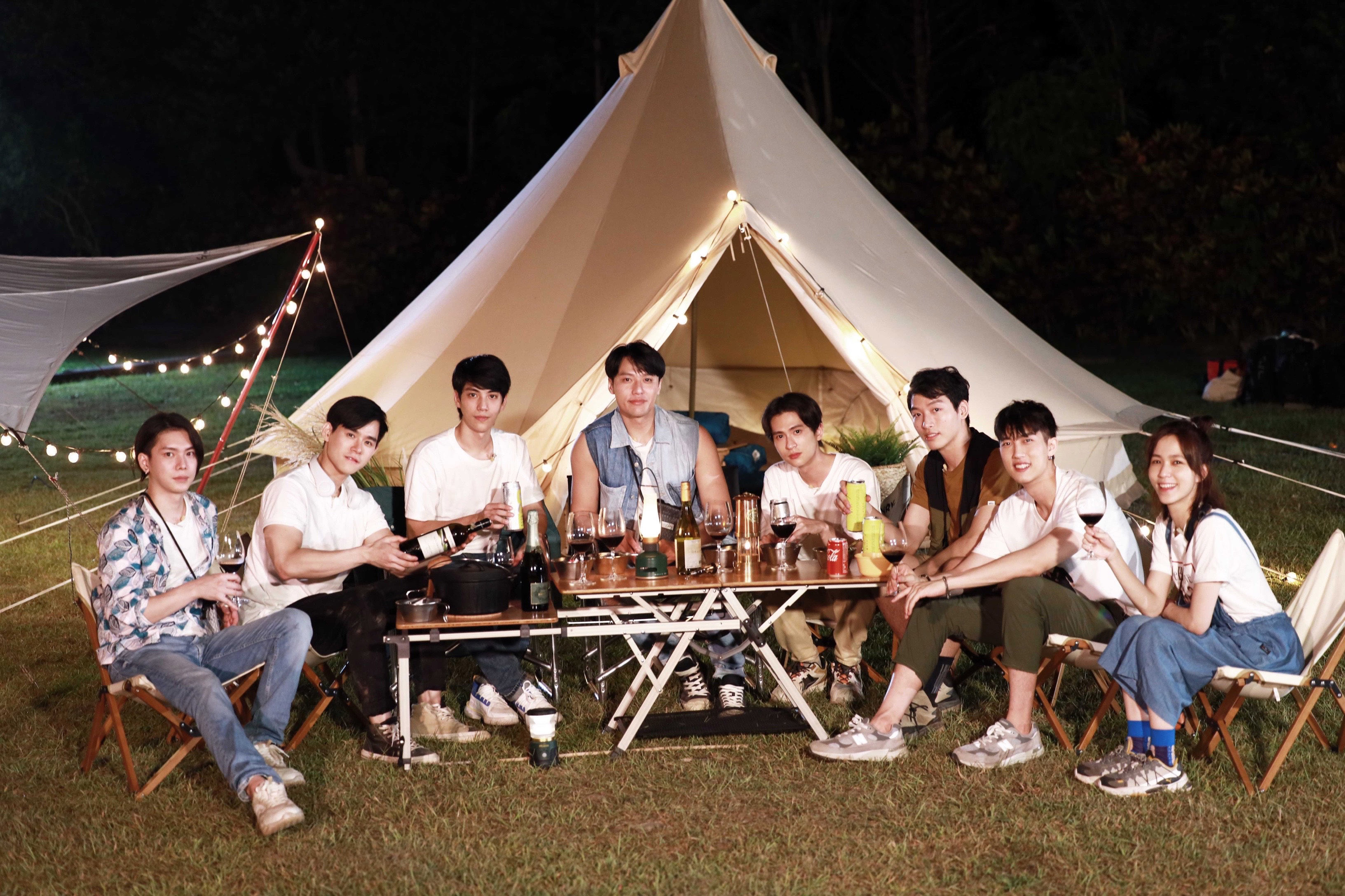 《微波爐男孩的假期》晚餐後的談心時間，左起為楊宇騰YU、李齊、林子閎、張睿家、石知田、羅德弘、范姜彥豐、辛樂兒。（WeTV、結果娛樂提供）