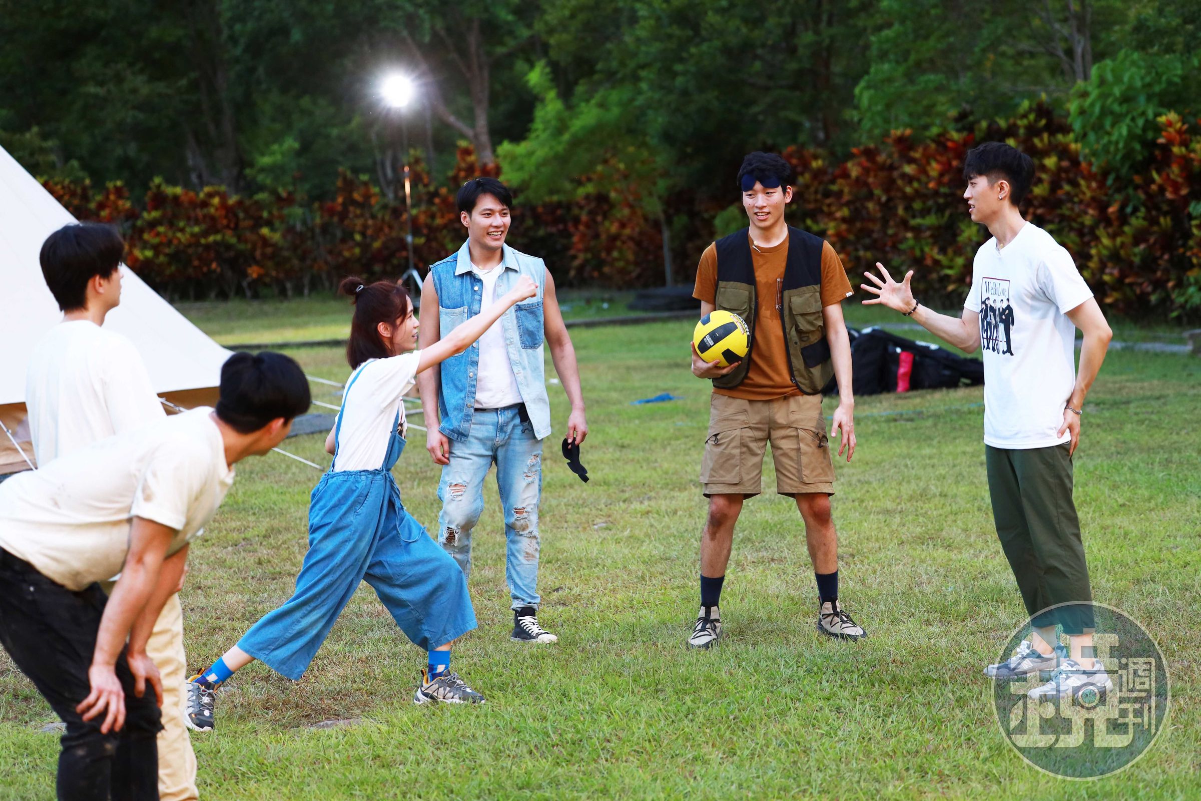 《微波爐男孩的假期》中，李齊（左起）、石知田、辛樂兒、張睿家、羅德弘、范姜彥豐玩起「瞎眼躲避球」比賽。（WeTV、結果娛樂提供）