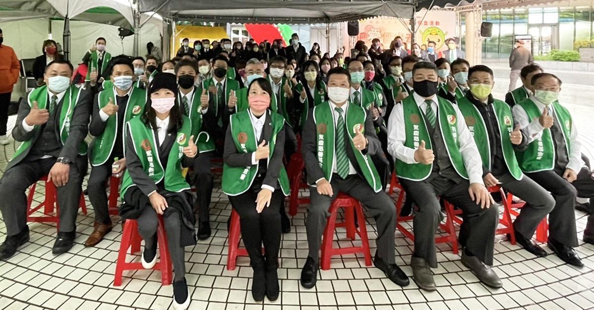 有巢氏房屋桃區經管會透過捐血送電影票的活動，希望提高民眾捐血意願。
