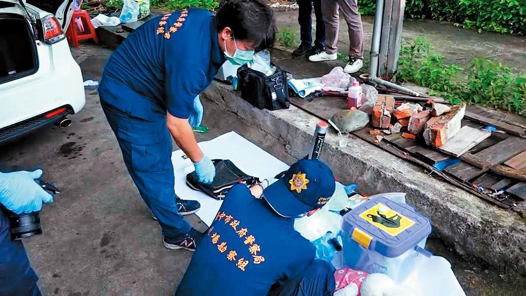 警方在陳男住處找到死者的背包,也在附近的水溝發現裝有骨骸的袋子。(警方提供)