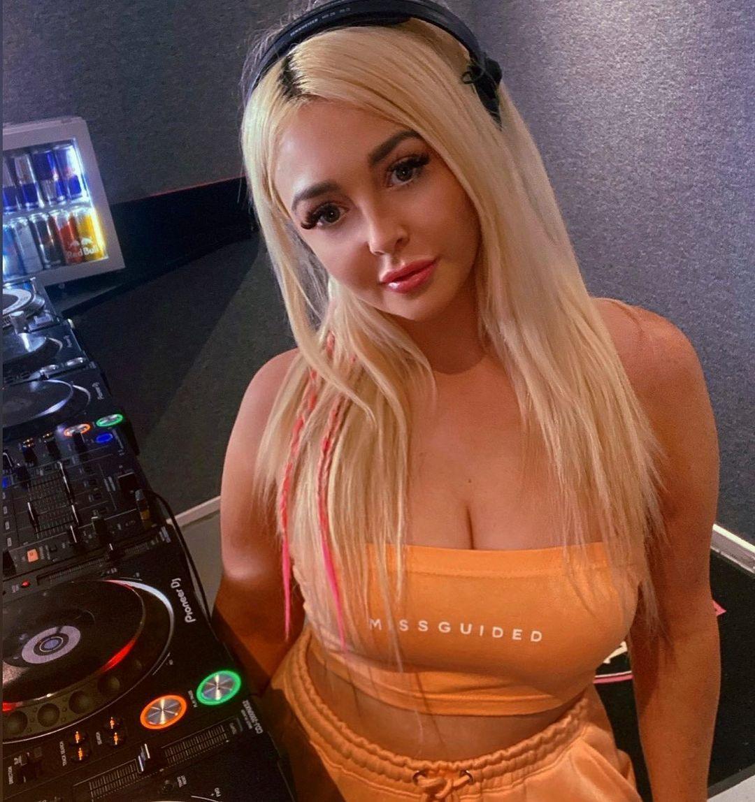 茱蒂已是英國境內小有名氣的DJ,常出席各大活動表演。(翻攝Jodie Weston IG)