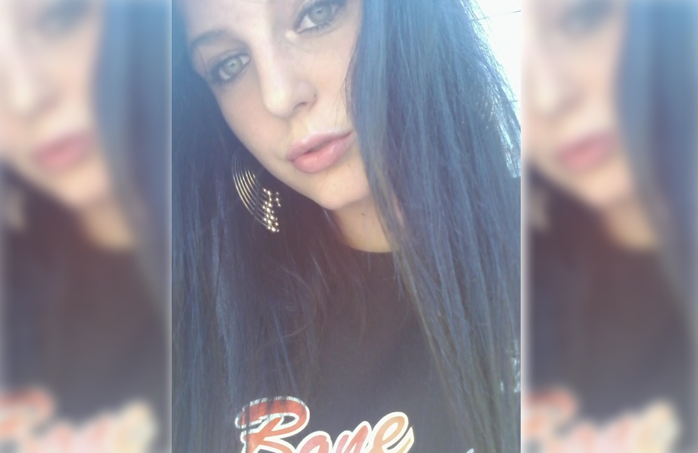 美國一名女子直播時，一時興起將手槍塞入下體，不慎擦槍走火。（翻攝lauren hunter daman的推特）