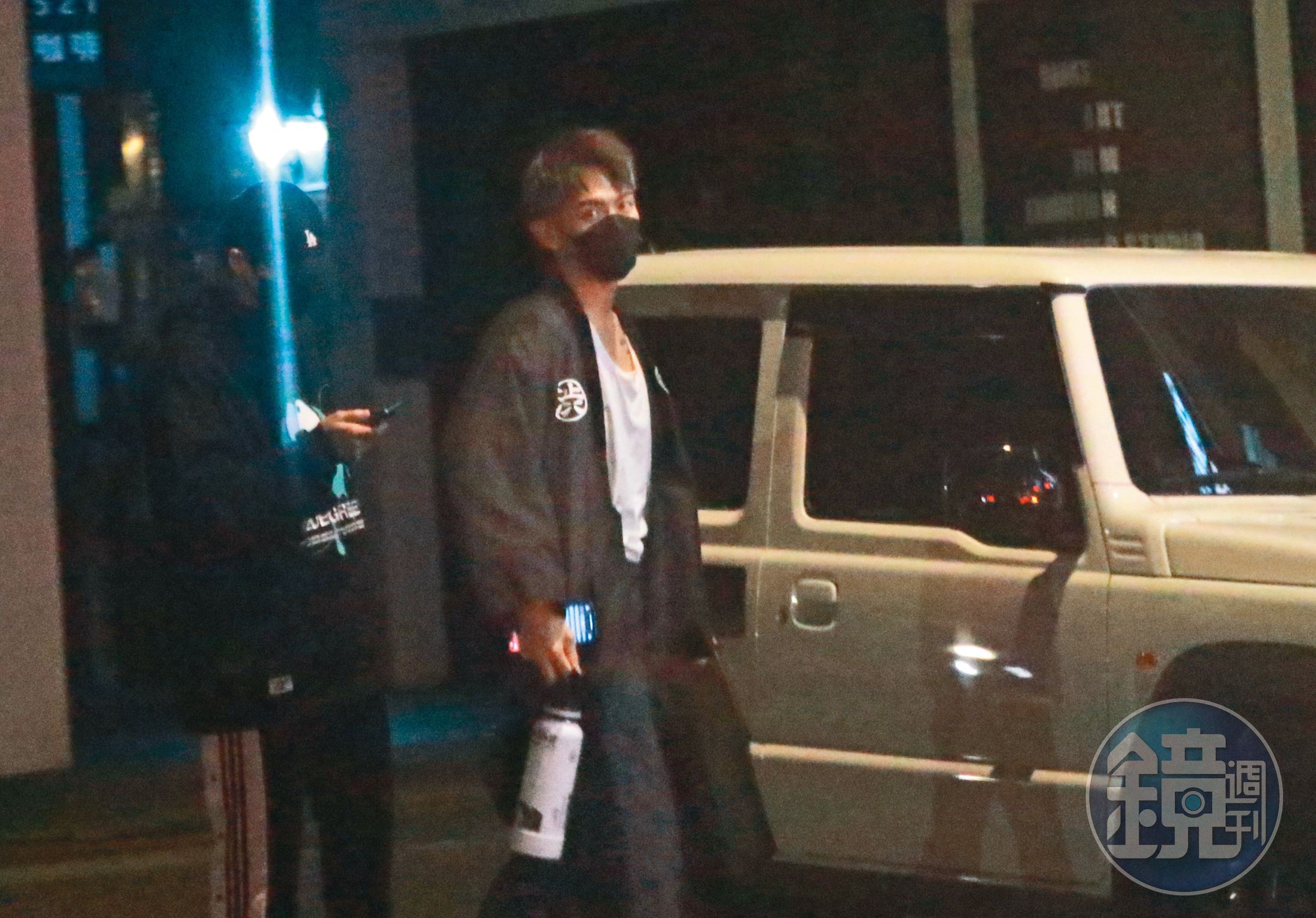 11/21 22：15  工作結束後柯震東（右）與黃宏軒（左）搭上大飛的越野車，一起去健身房運動。