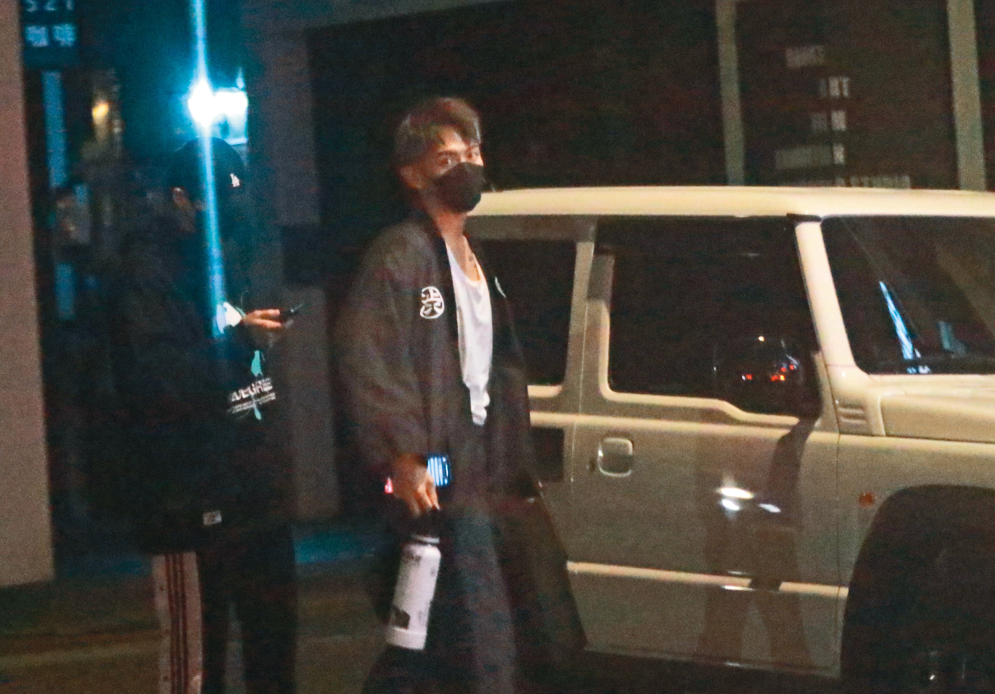 11/21 22：15  工作結束後柯震東（右）與黃宏軒（左）搭上大飛的越野車，一起去健身房運動。