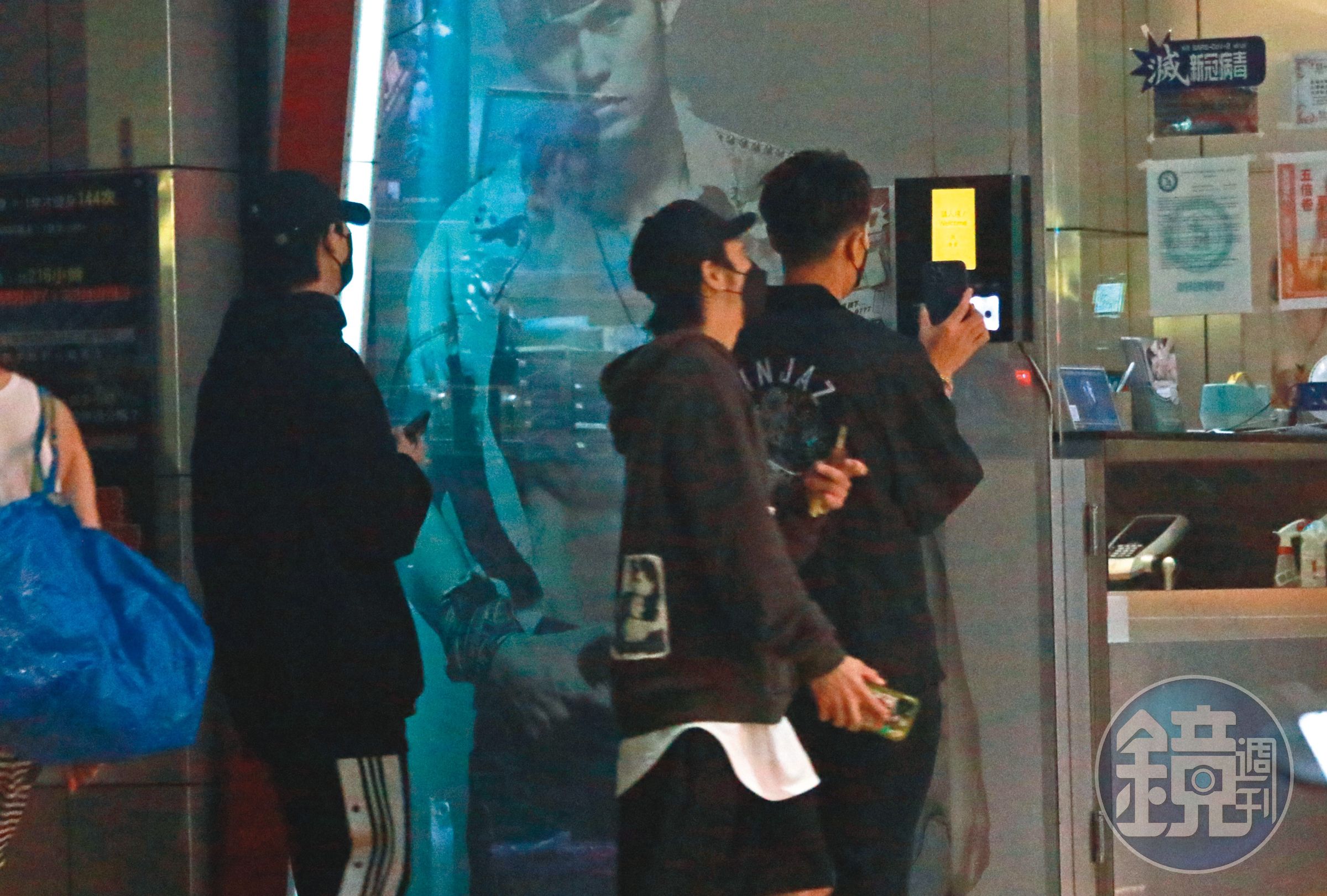 11/21 22：38  3人乖乖掃描實聯制及會員身分後，抽空來當運動男孩「SPORT BOYS」。