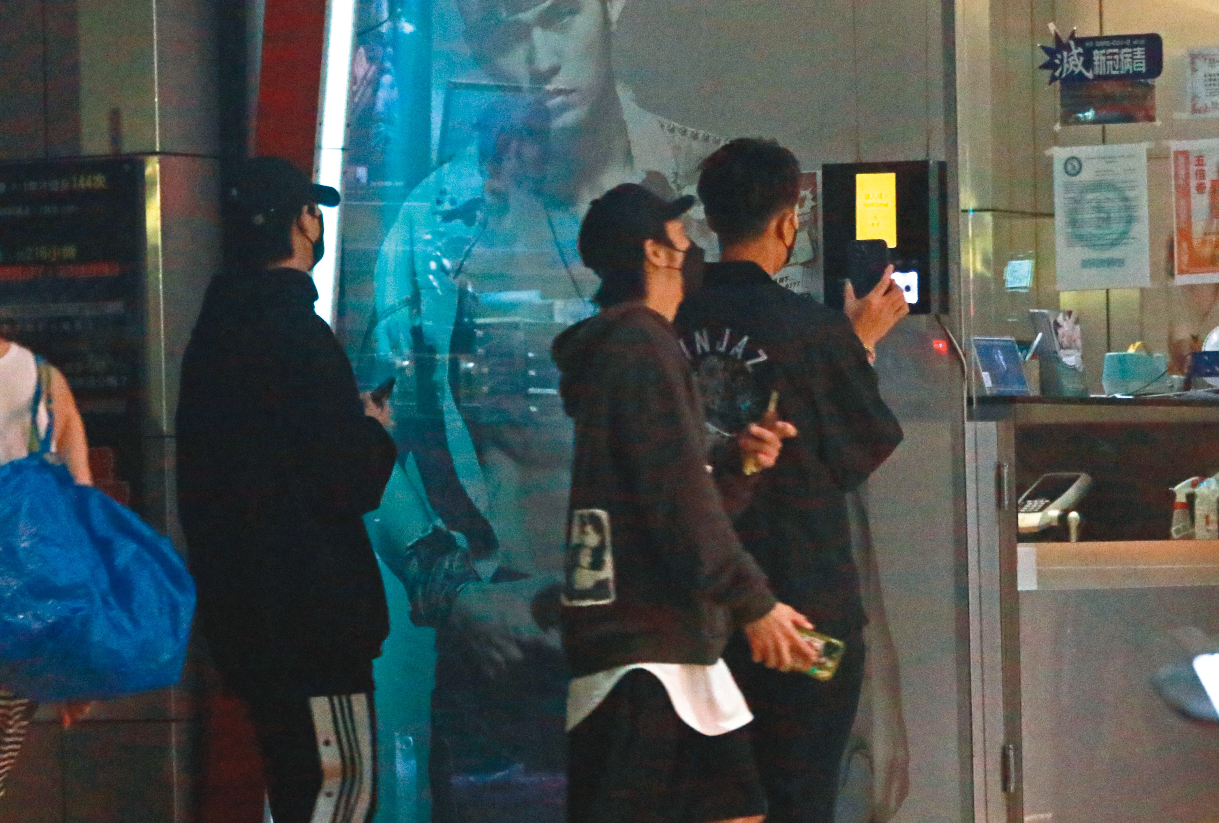 11/21 22：38  3人乖乖掃描實聯制及會員身分後，抽空來當運動男孩「SPORT BOYS」。