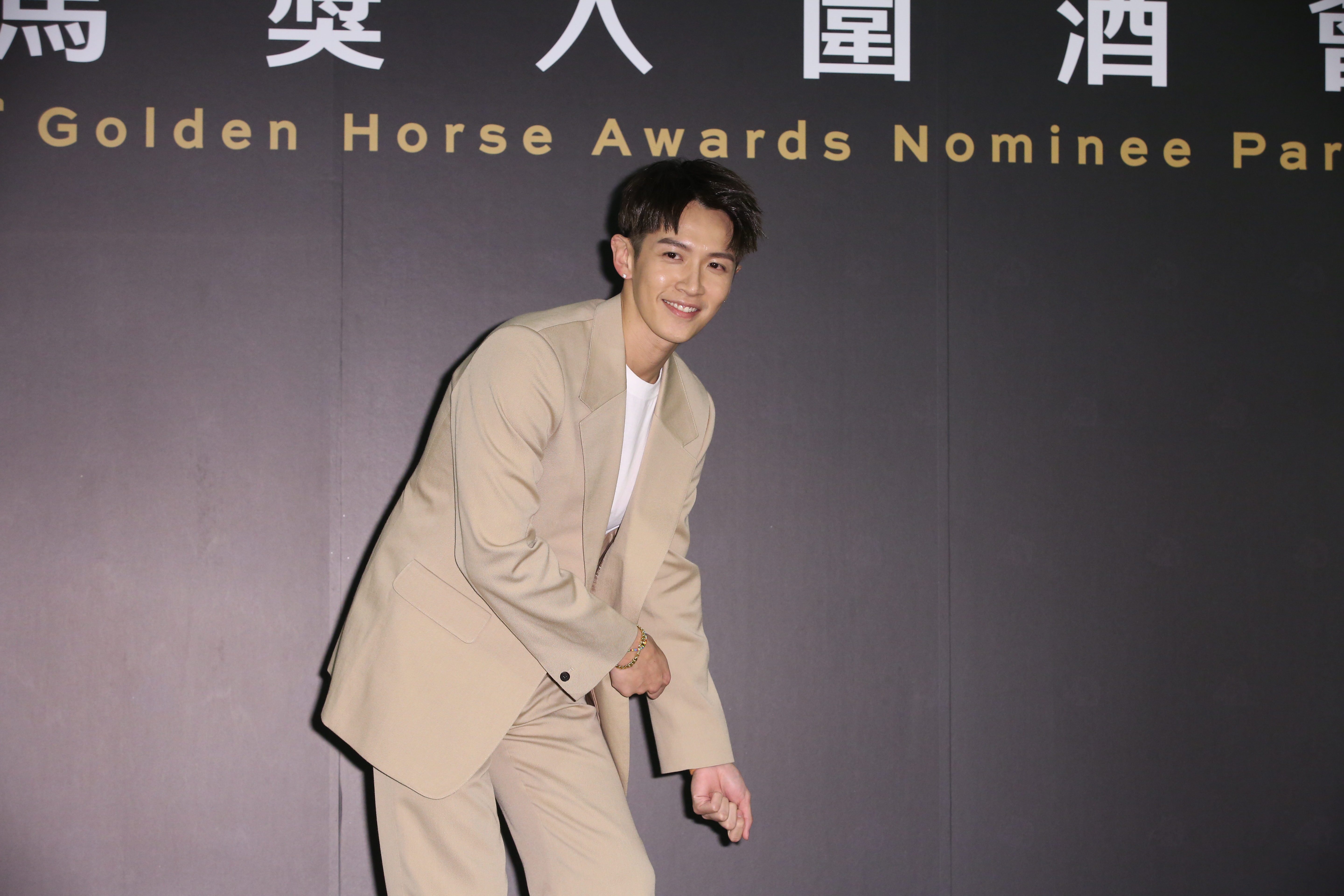 柯震東搞笑扮清潔男孩。