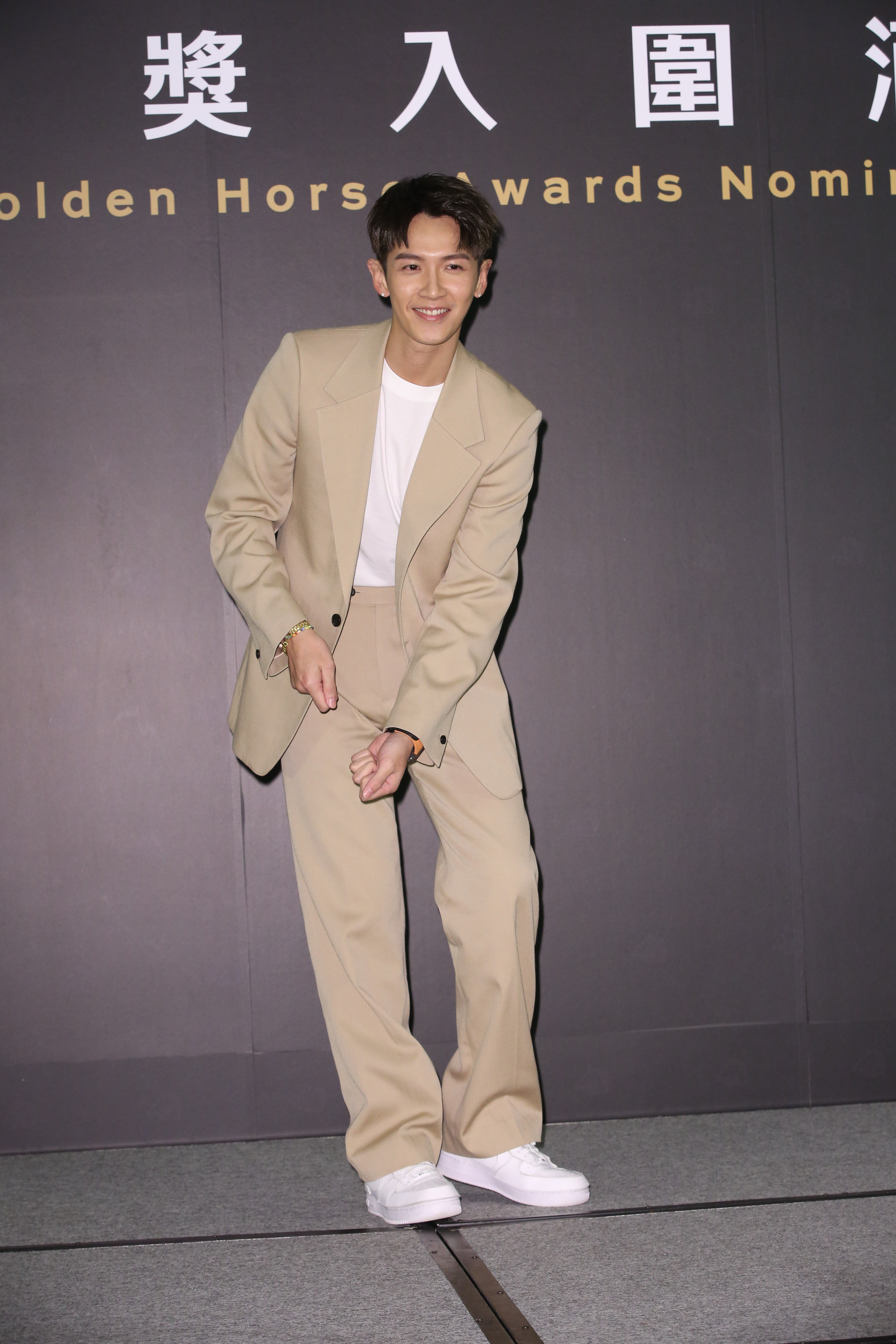 入圍最佳男主角的柯震東，因為司儀一時口誤，把《金錢男孩》唸成「清潔男孩」，乾脆將做就錯示範起來。
