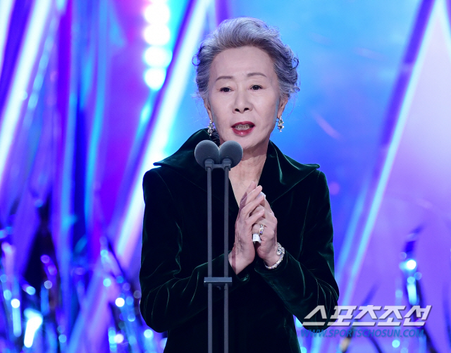 尹汝貞出席第42屆青龍獎擔任典禮下半部的引言人，鼓勵韓國影人多拍不同類型的作品來和全球影迷交流。（翻攝自朝鮮體育報）