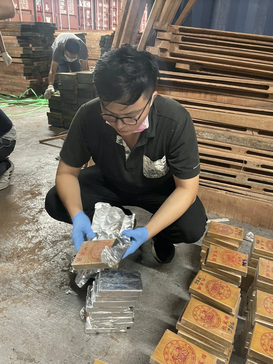 警方小心翼翼地取出海洛因磚。（警方提供）