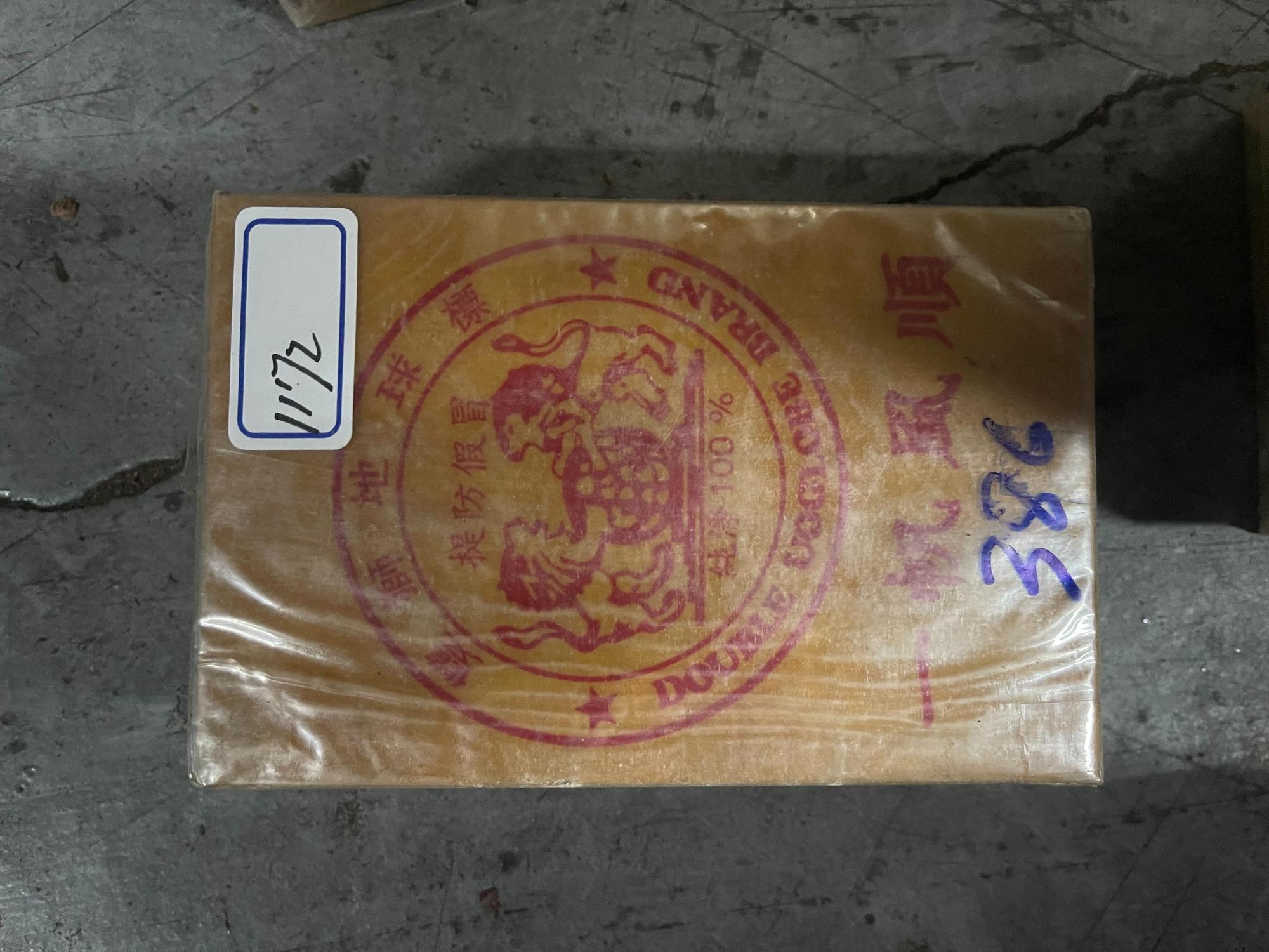鑑識人員將每塊海洛因磚編號秤重。（警方提供）
