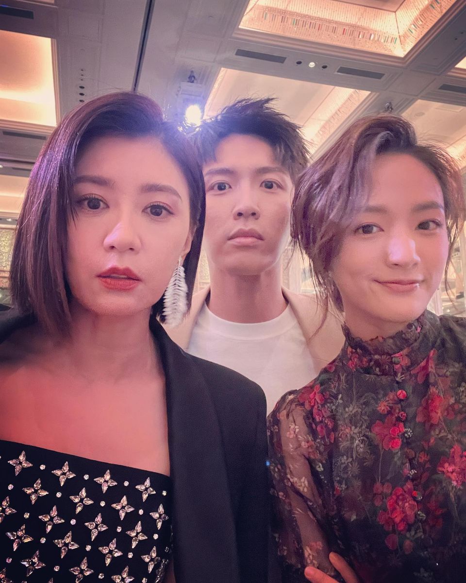 與王淨演母女的賈靜雯，不忘與王淨、柯震東這對《月老》檔拍照。（賈靜雯臉書）