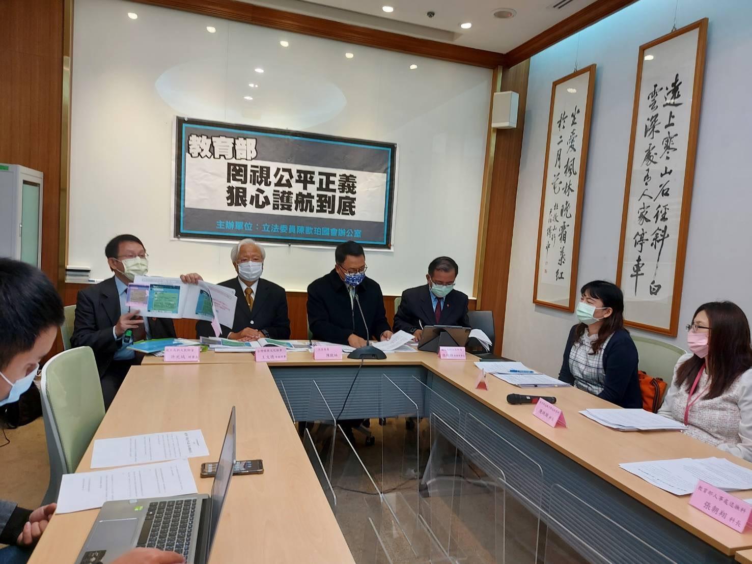 立委陳歐泊與高科大教師會代表連袂召開記者會,披露校長私相授受學生博士學位的關鍵證據。(讀者提供)