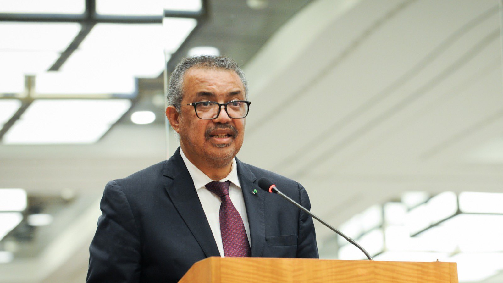 世衛將最新變異病毒株命名為Omicron，跳過了希臘字母Nu、Xi。圖為世衛祕書長譚德塞。（翻攝推特@DrTedros）