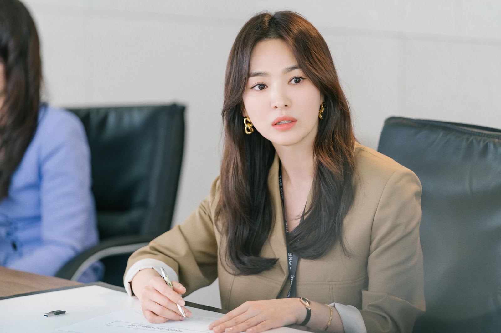 宋慧喬《現正分手中》中飾演投入工作的新時代女性,在時尚品牌擔任設計師,工作能力受到眾人認可。(friDay影音提供)