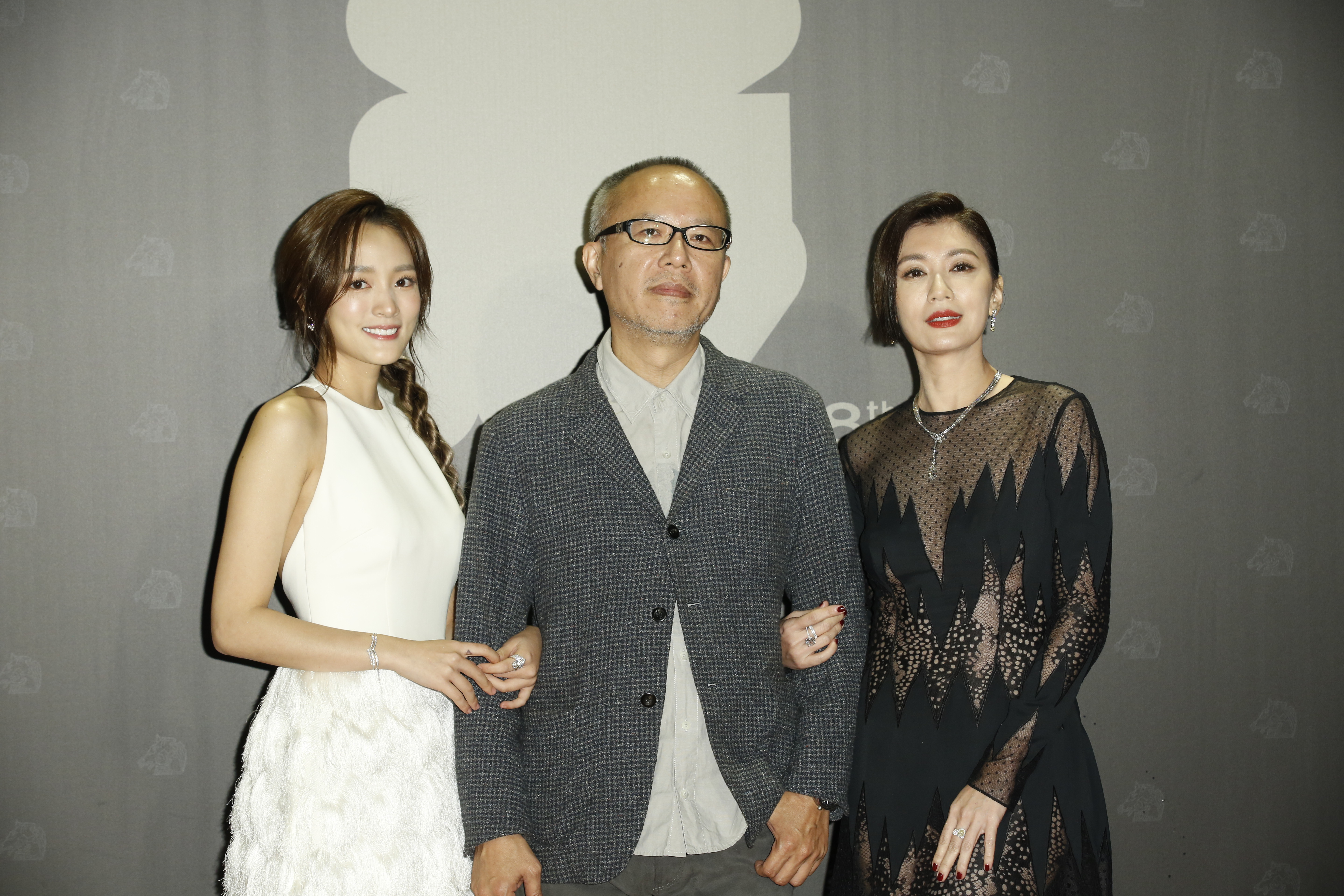 《瀑布》導演鍾孟宏（中）獲得最佳原著劇本獎。