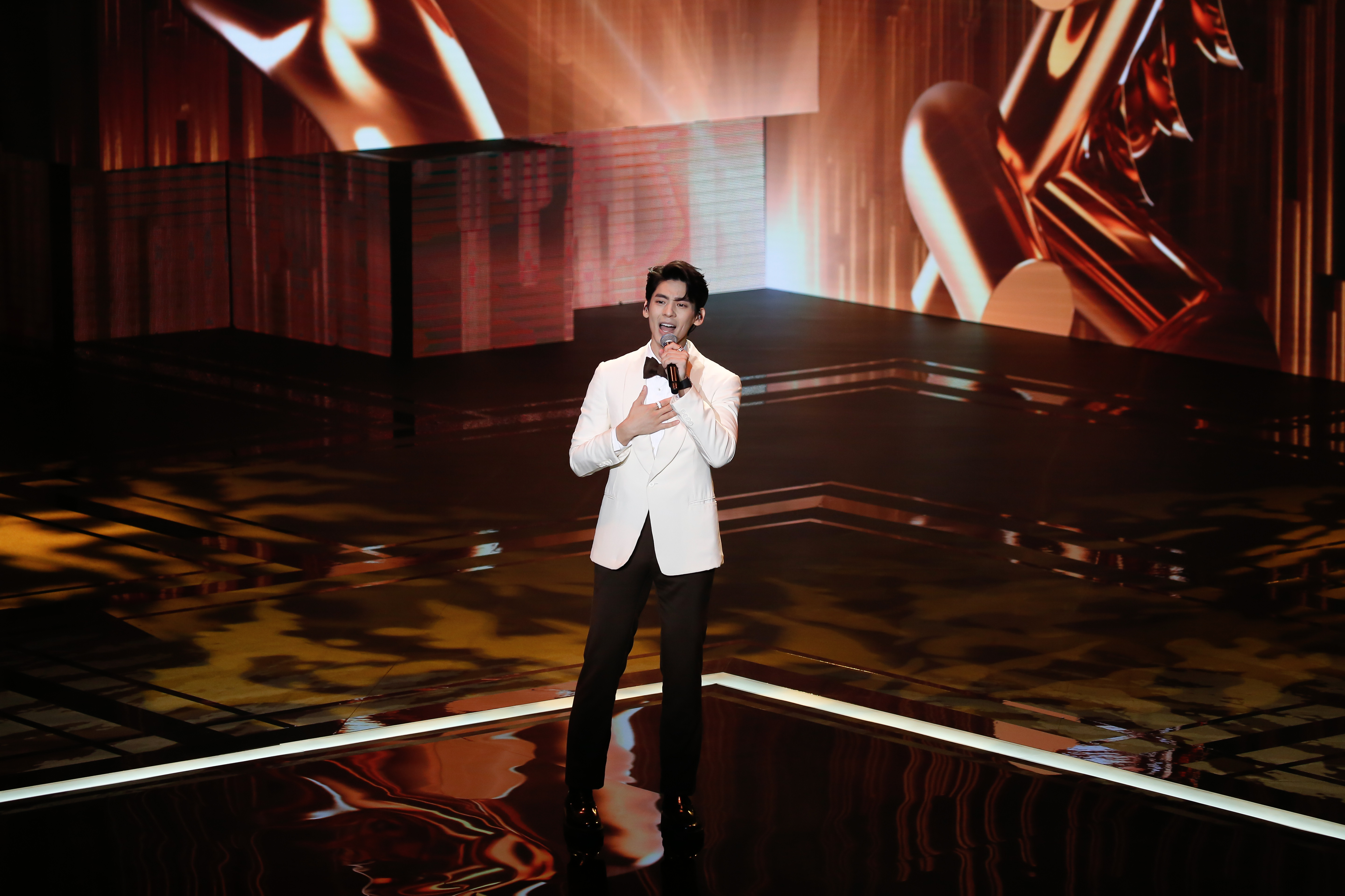 金馬獎由林柏宏擔任主持人，並擔綱開場大片《著迷》男主角和獻唱。