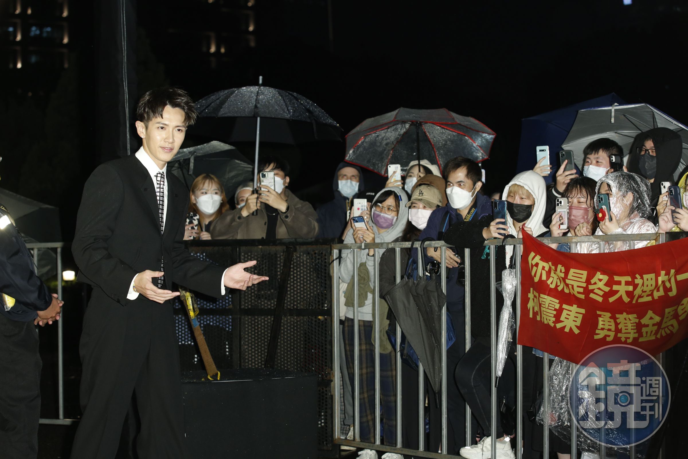 紛絲冒雨力挺柯震東，10年來歷經風雨的他冷暖自知。