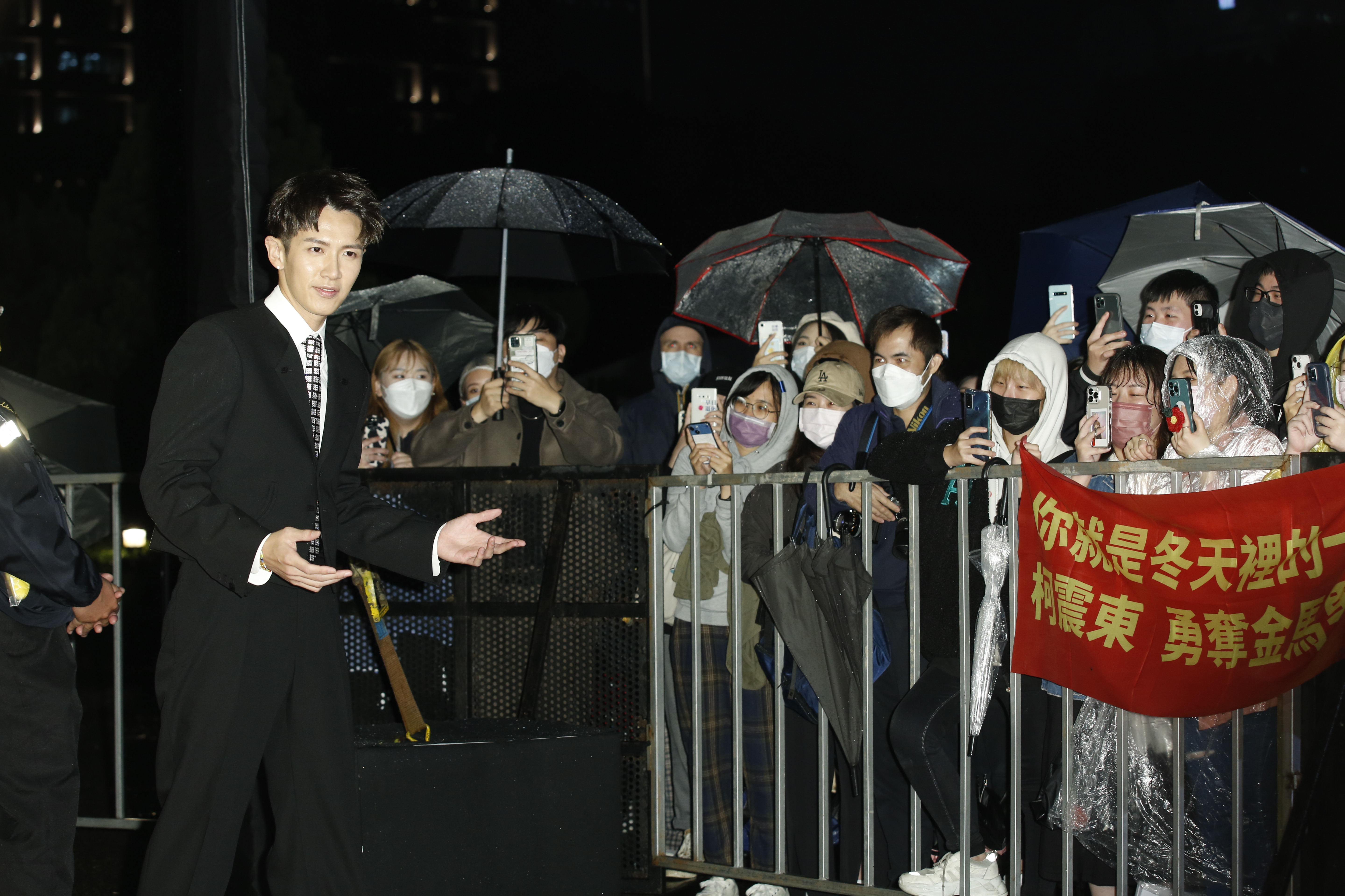 紛絲冒雨力挺柯震東，10年來歷經風雨的他冷暖自知。