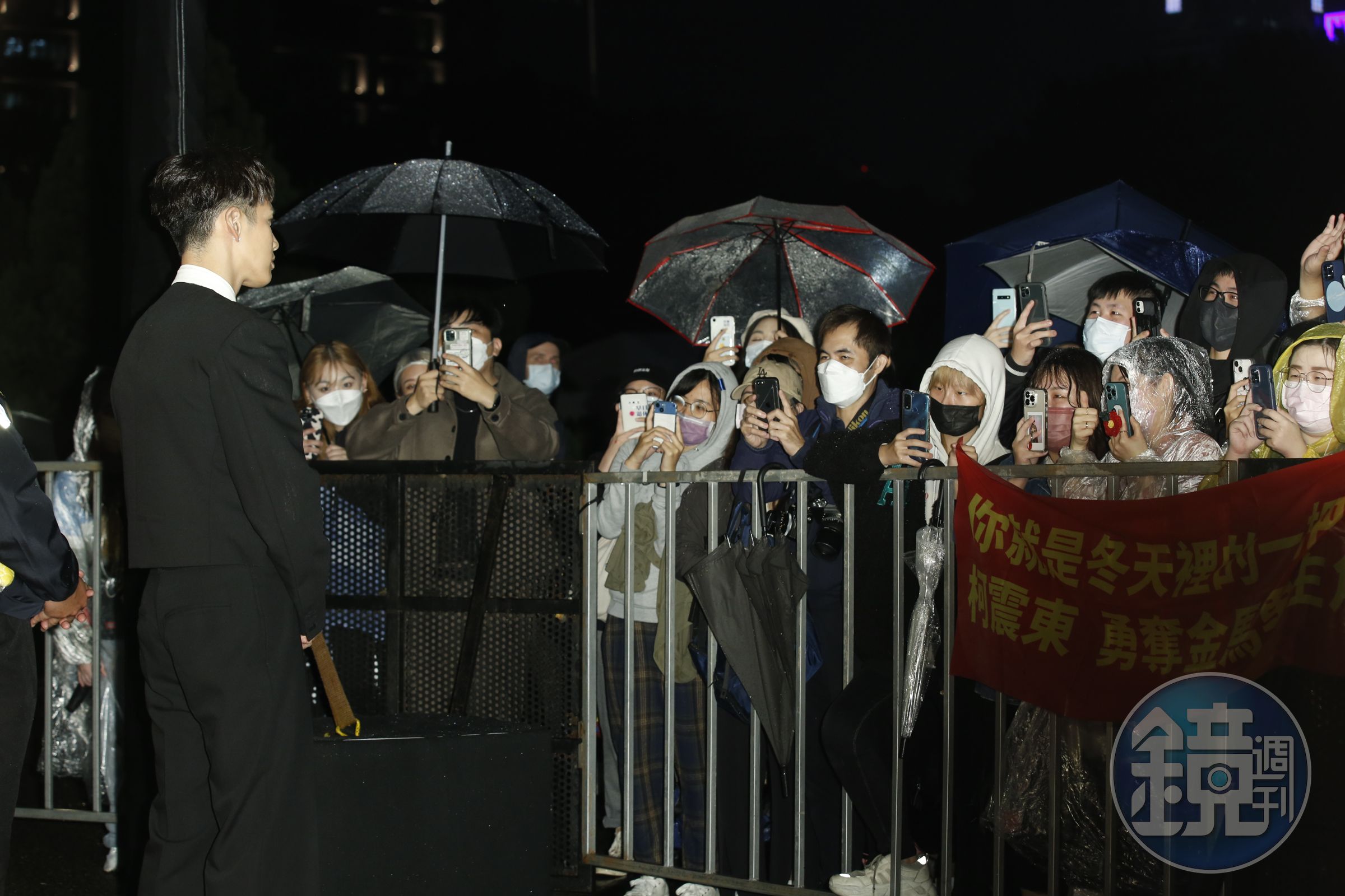 鐵粉冒雨掛起紅布條，祝賀「柯震東勇奪金馬獎」。