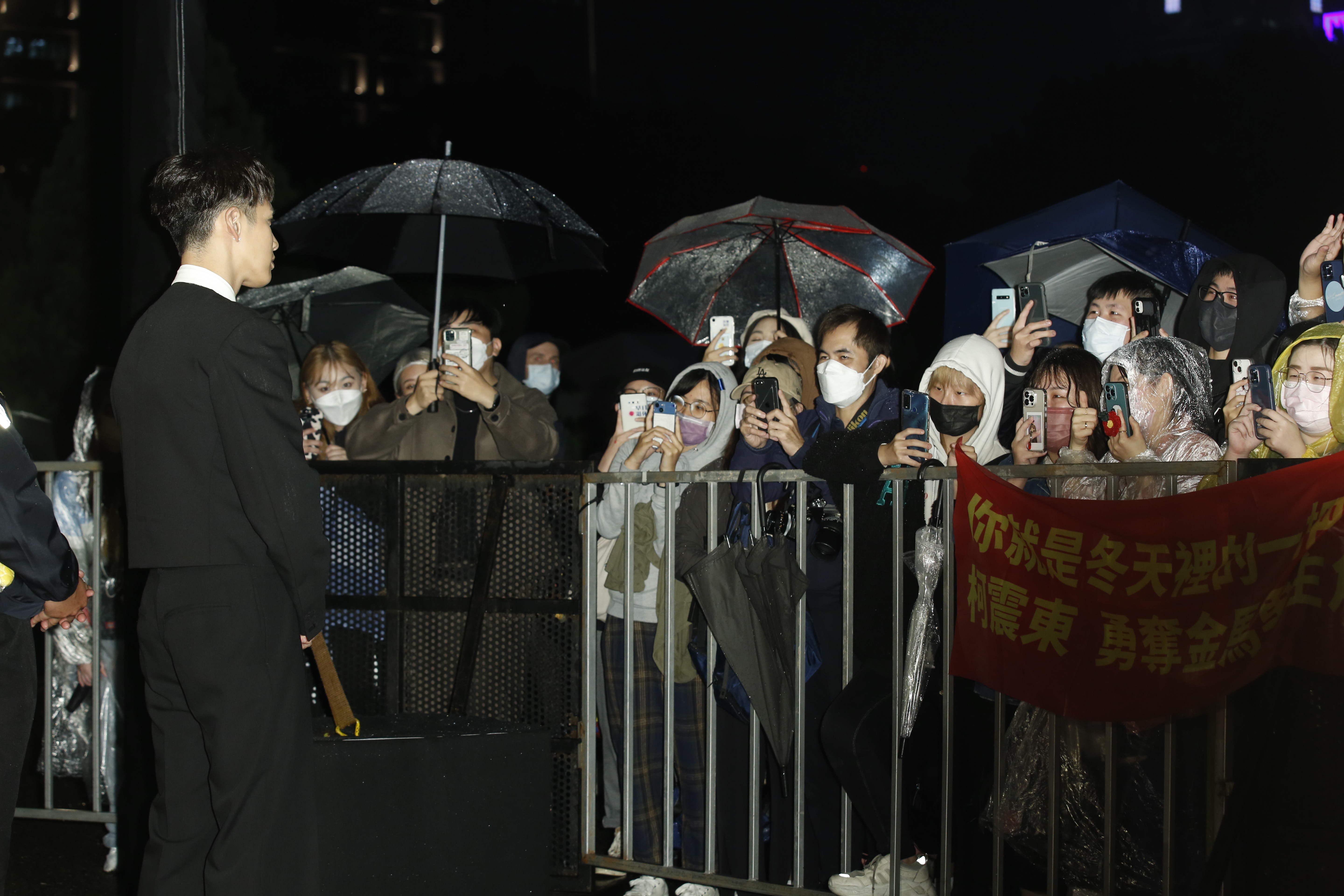 鐵粉冒雨掛起紅布條，祝賀「柯震東勇奪金馬獎」。