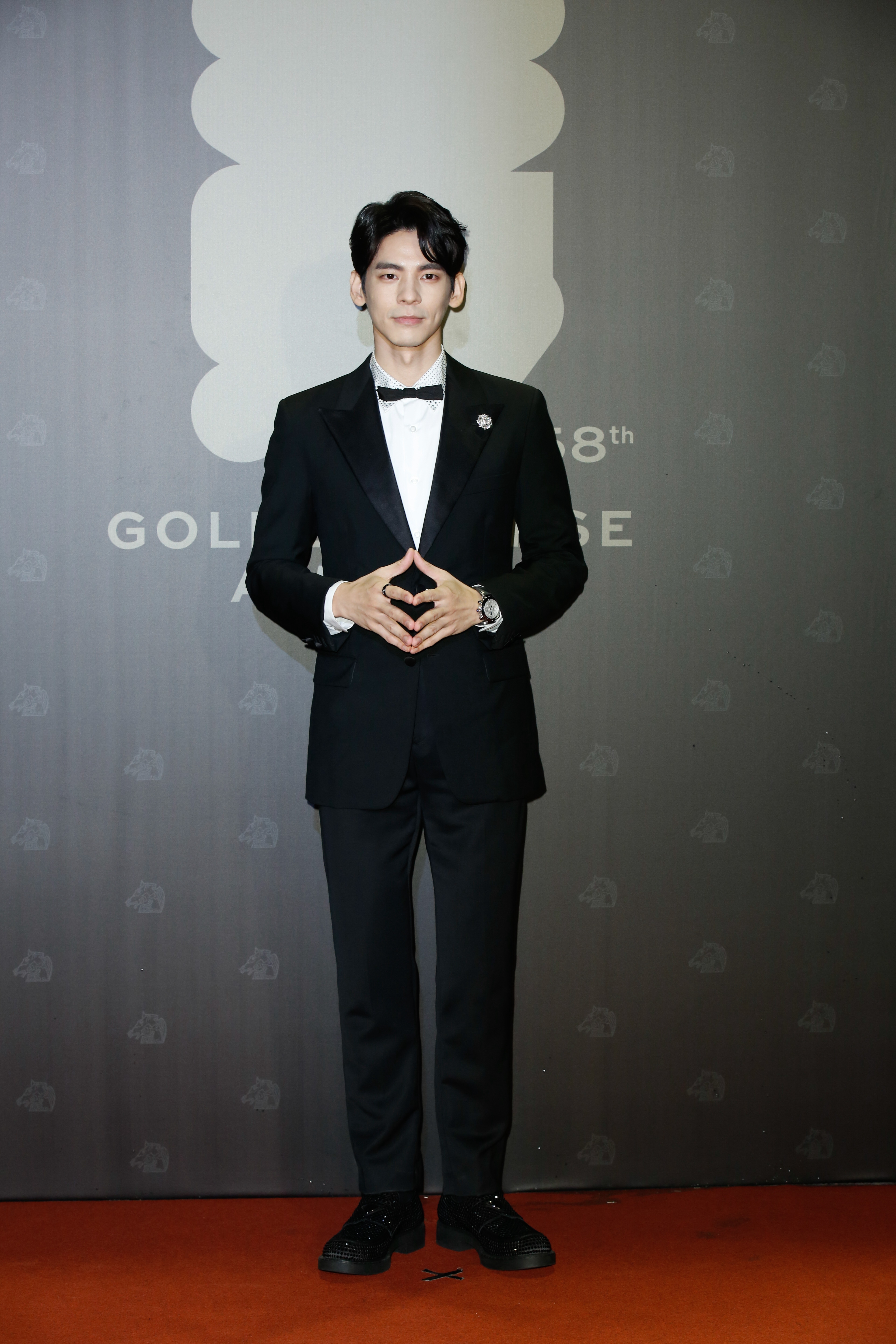 典禮主持人林柏宏穿著全套Prada：劍領晚宴西裝（NT$12,5000）、密釘鑲水晶飾領襯衫（NT$5,2000元）、水晶綴飾樂福鞋（NT$60,000）、絲綢領結（NT$8,200），搭配Cartier頂級珠寶系列Dahlia鑽石胸針（NT$1,660,000）。