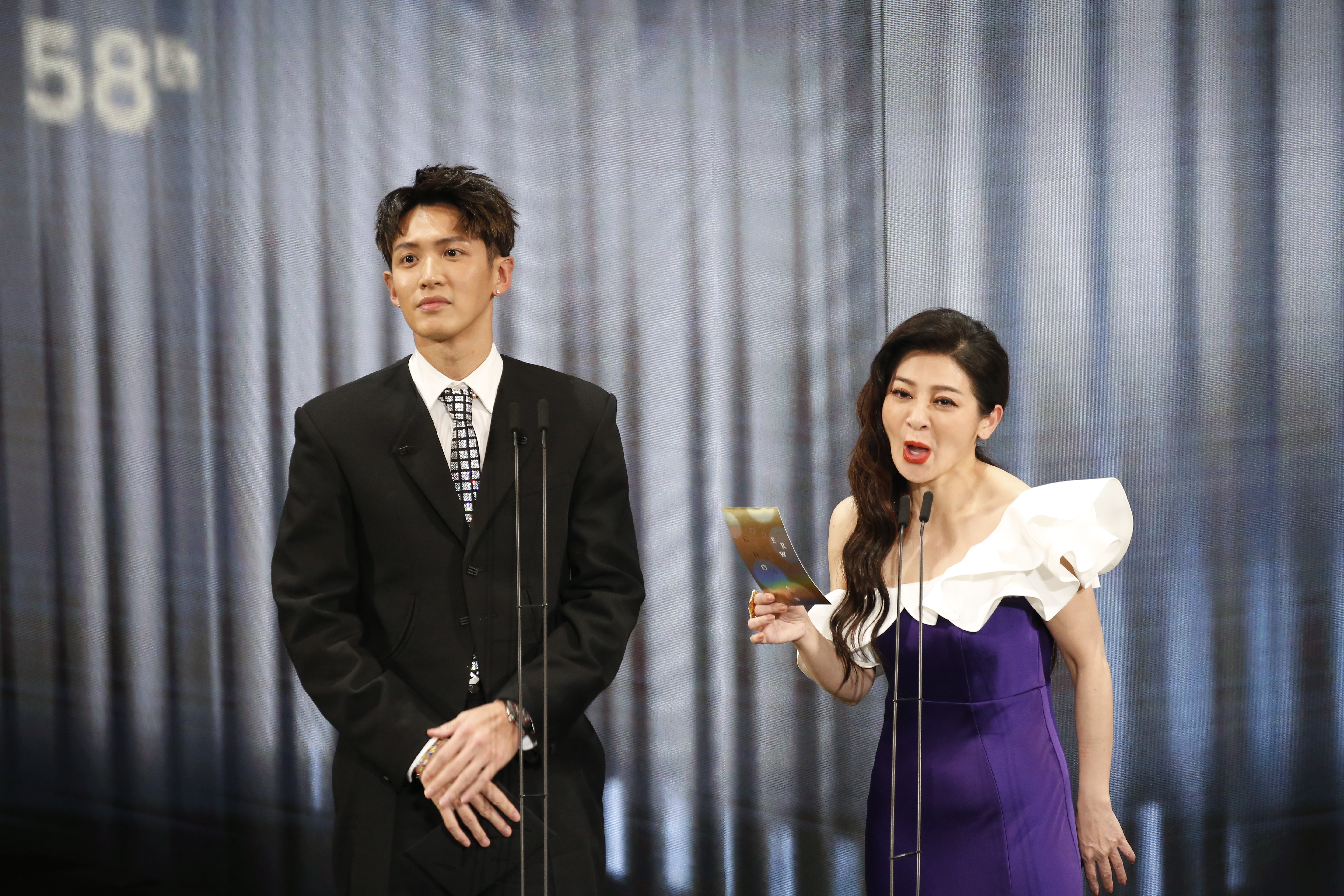 王彩樺及柯震東合體頒獎，表現超冷場被罵翻。