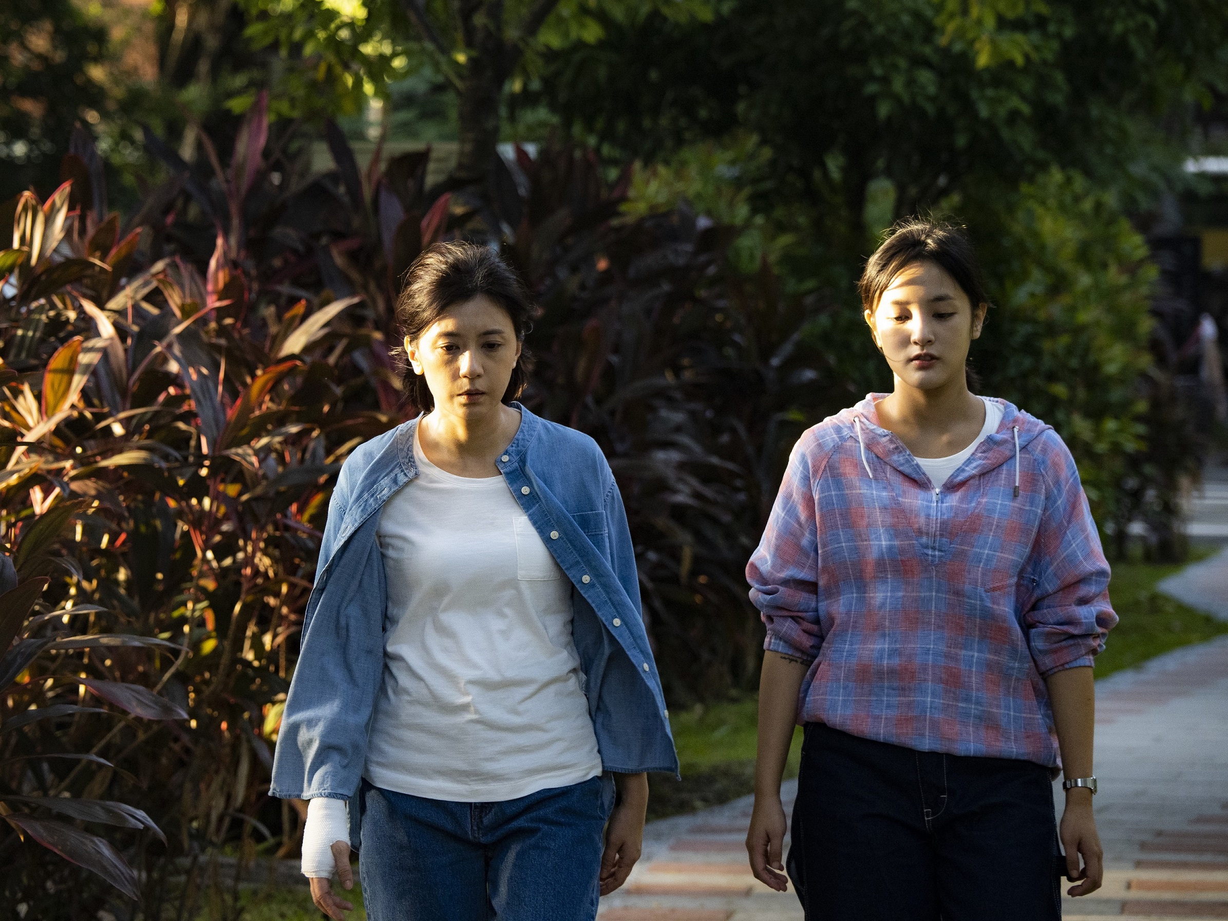 賈靜雯(左)與王淨(右)在《瀑布》飾演母女,因為疫情引發的種種緊張關係,被迫重新摸索新的相處方式。(本地風光提供)