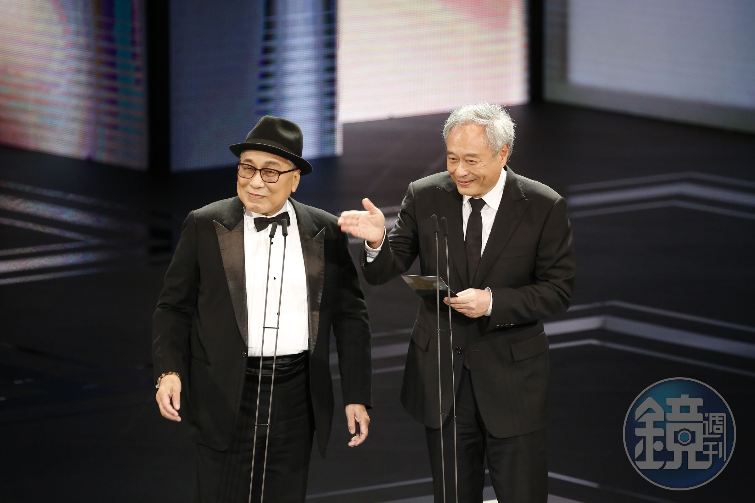 李安（右）交棒已擔任4年的金馬主席，最後與評審團主席黃建業（左）一起向大家道別，並承諾未來若沒拍片一定會回來挺金馬。