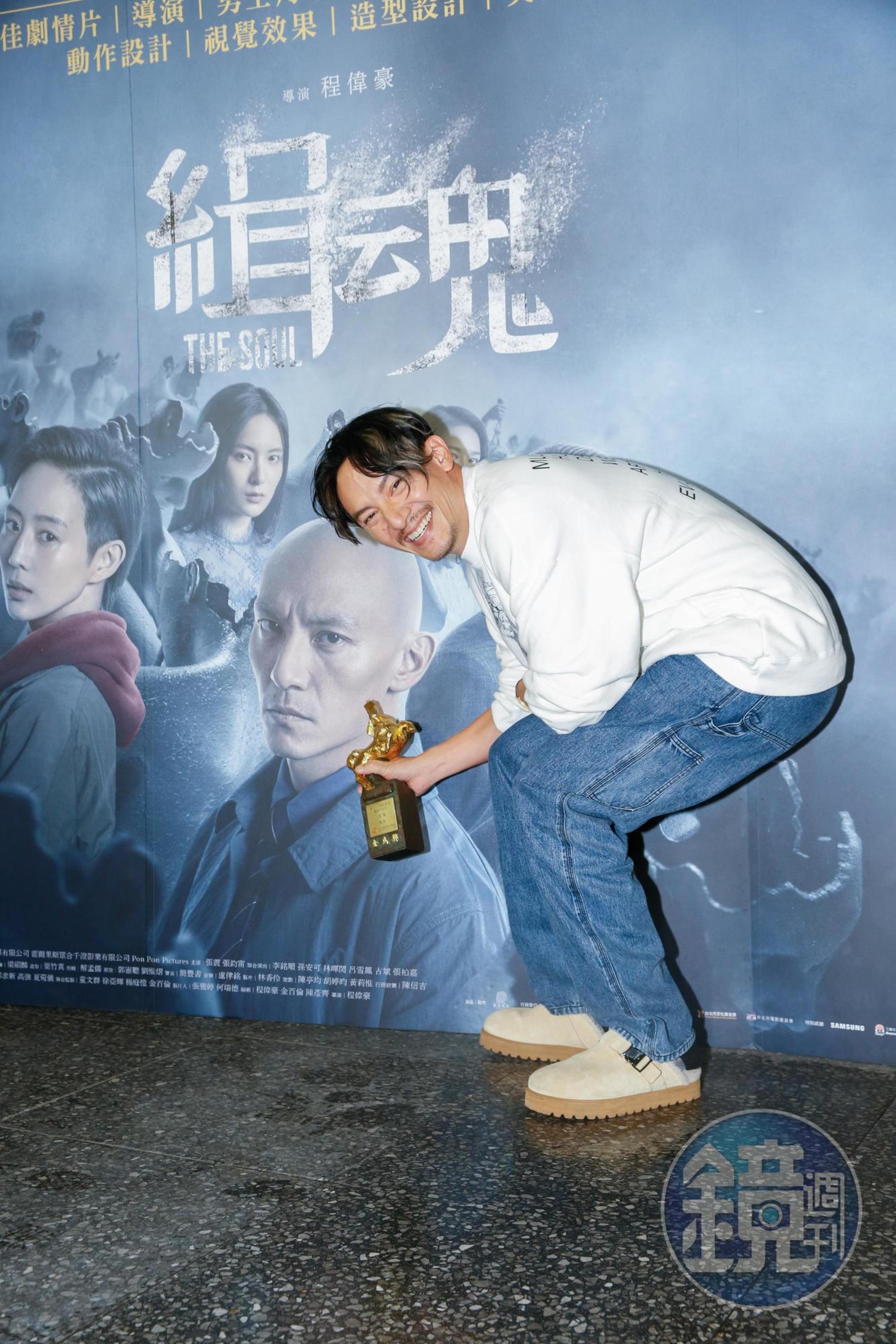 張震跟《緝魂》海報上,瘦了12公斤的自己合照。