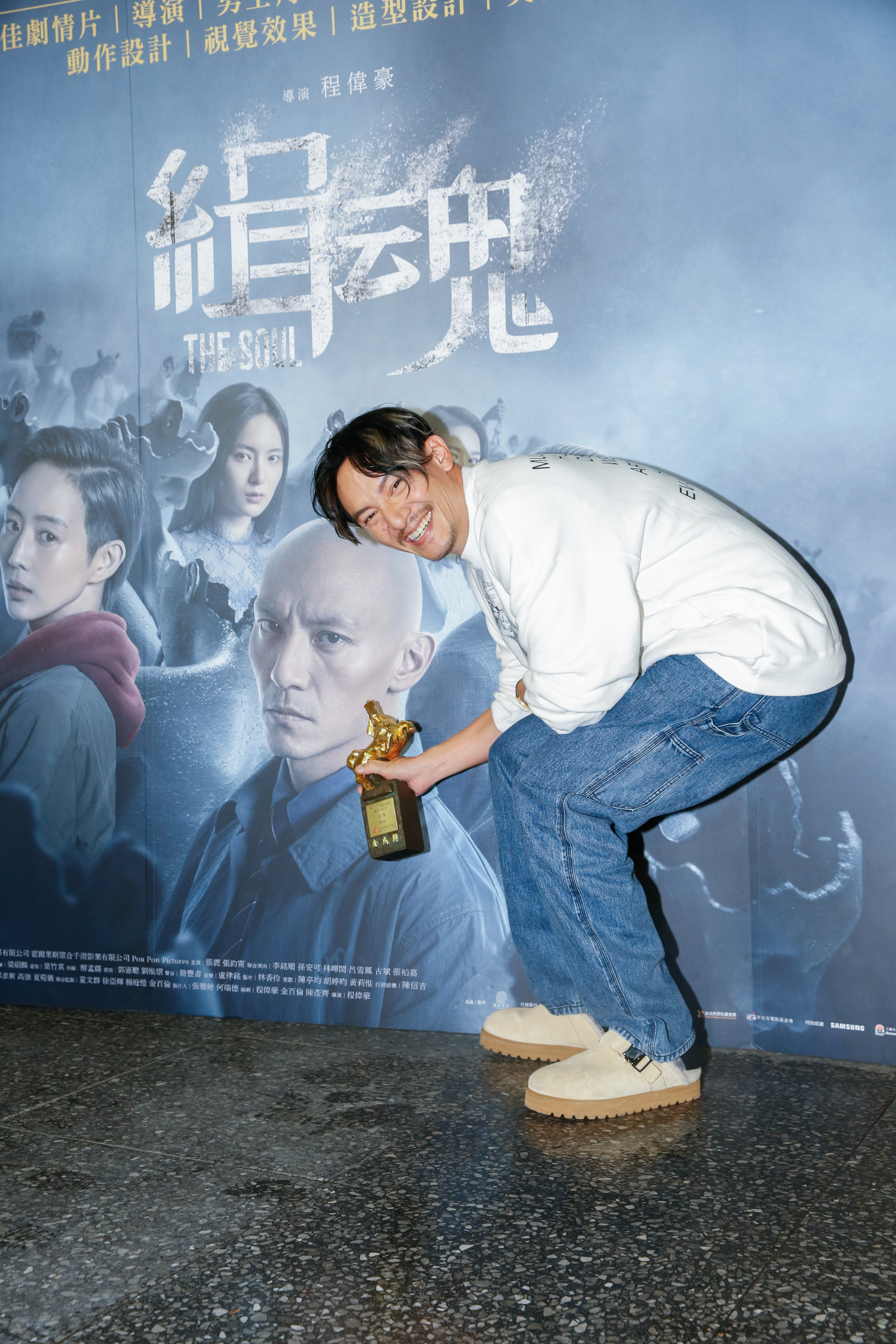 張震跟《緝魂》海報上，瘦了12公斤的自己合照。