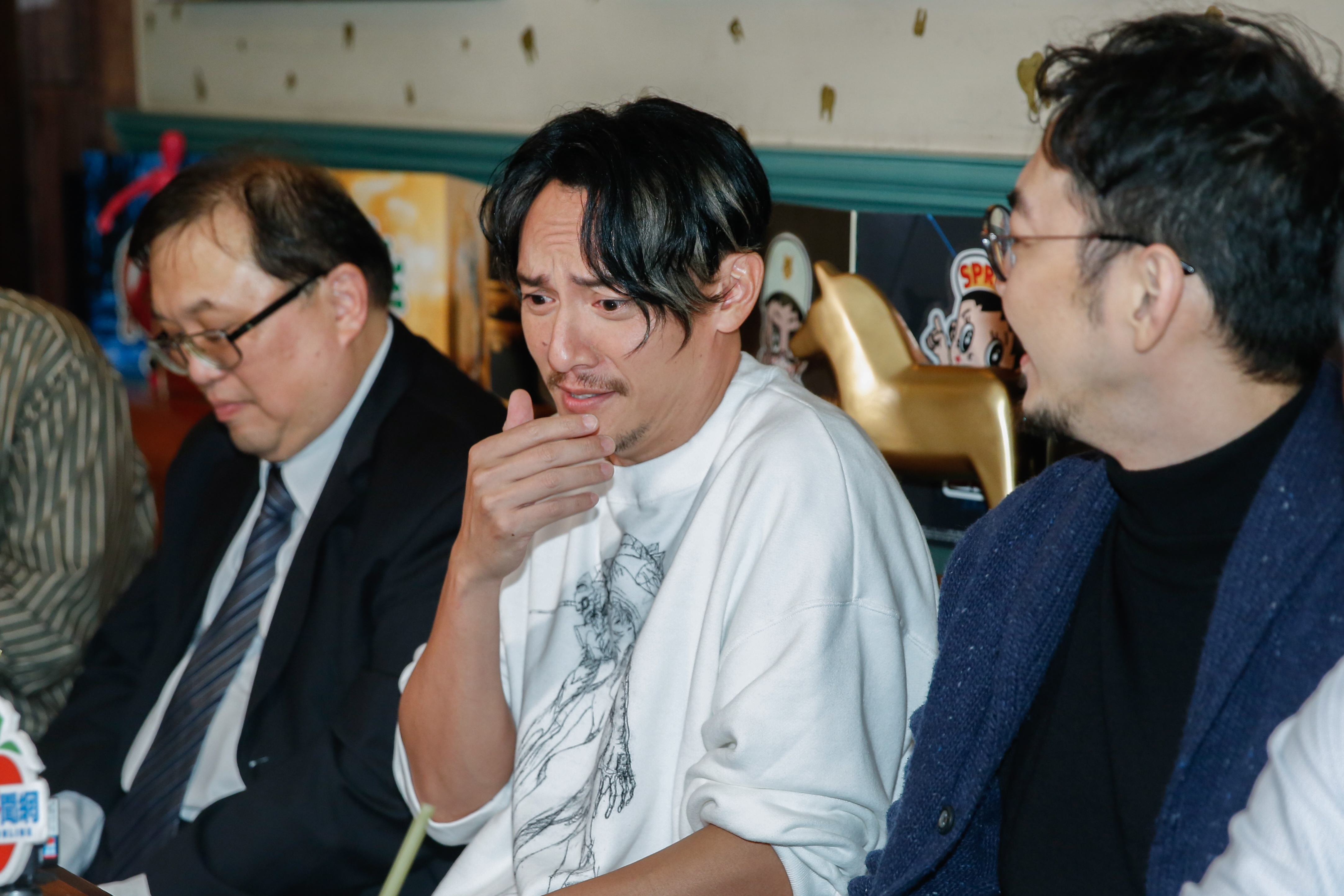 張震（中）突然講話到一半被口水嗆到，可見得有多開心。