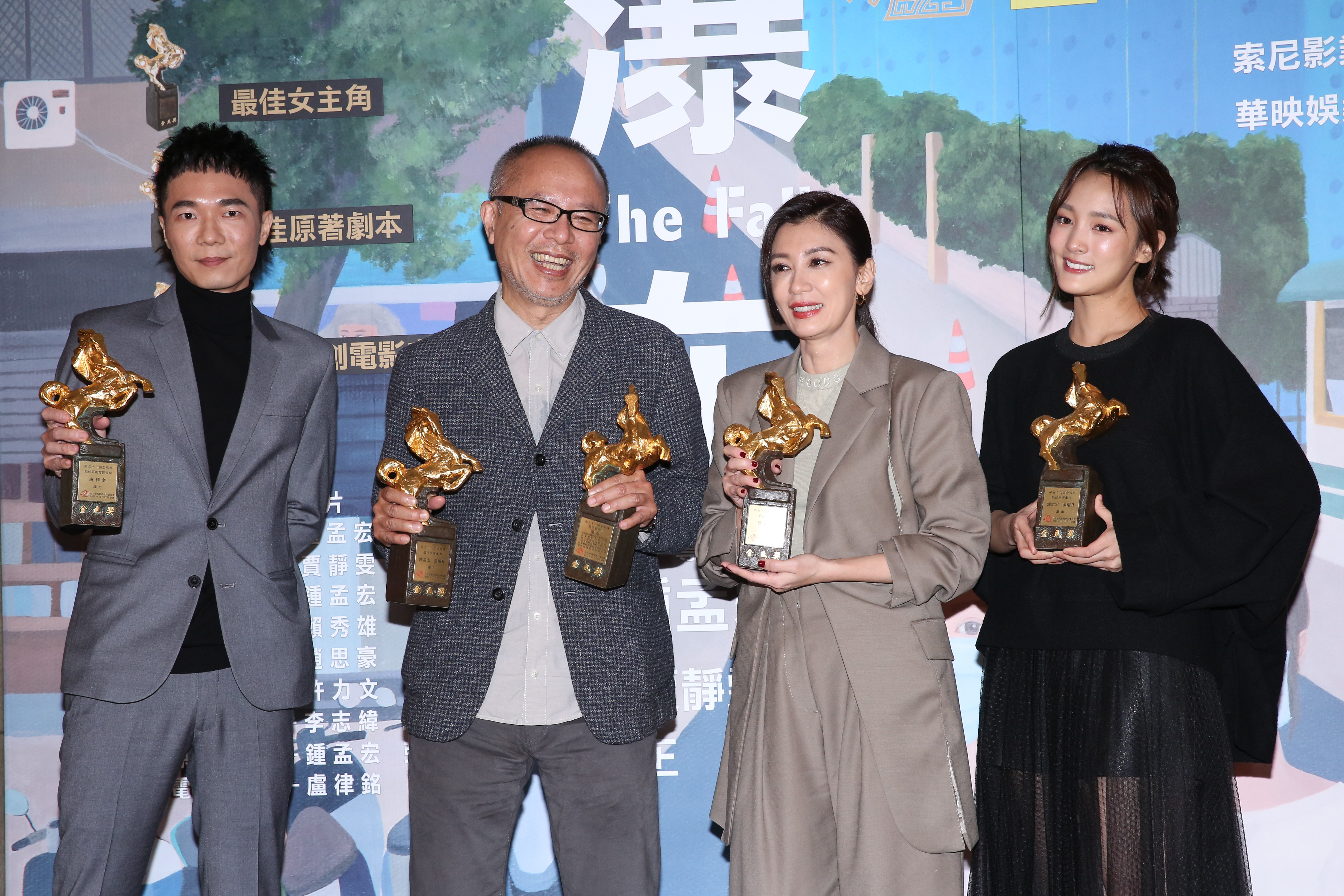 《瀑布》強勢奪下4座大獎，幕前幕後一起合照慶功。