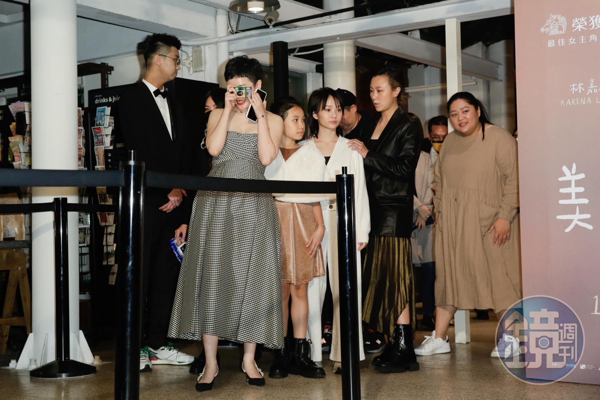 導演阮鳳儀也不忘拿著可拋相機捕捉這時刻。